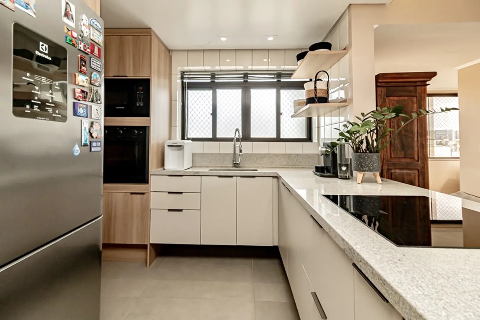R$ 785.000 - IMPEC&Aacute;VEL APARTAMENTO - 96M2 - 3 DORM - SU&Iacute;TE - REFORMADO - 1 VAGA Rua Dezessete de Junho Porto Alegre - 