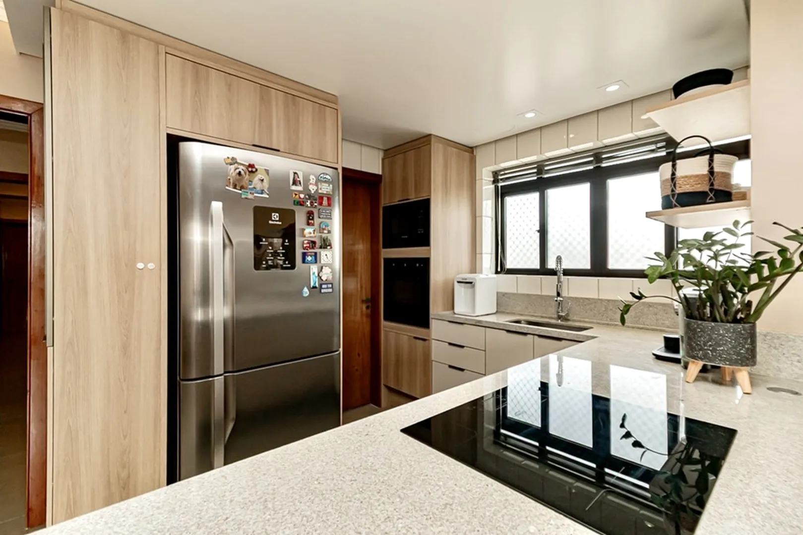 R$ 785.000 - IMPEC&Aacute;VEL APARTAMENTO - 96M2 - 3 DORM - SU&Iacute;TE - REFORMADO - 1 VAGA Rua Dezessete de Junho Porto Alegre - 