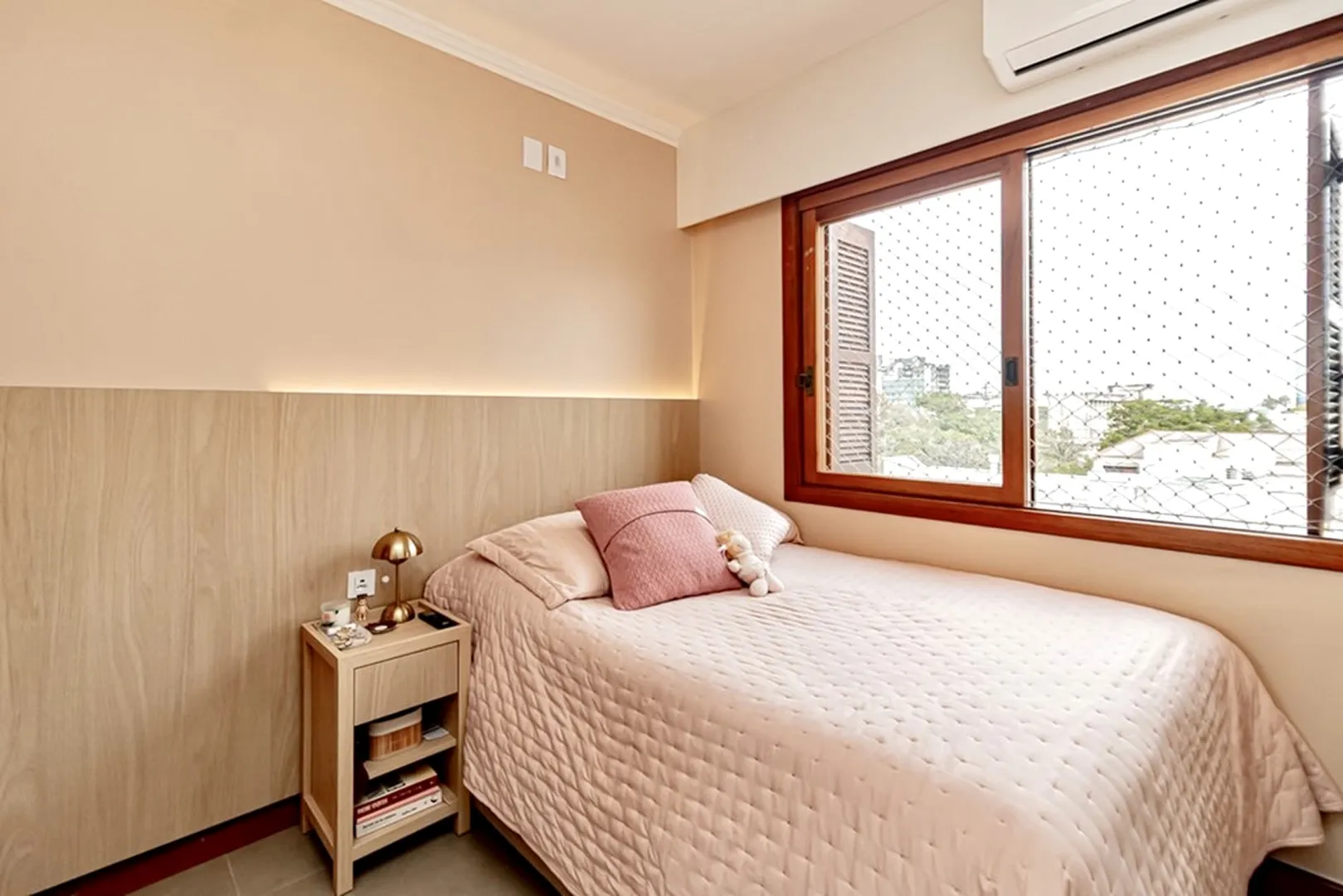 R$ 785.000 - IMPEC&Aacute;VEL APARTAMENTO - 96M2 - 3 DORM - SU&Iacute;TE - REFORMADO - 1 VAGA Rua Dezessete de Junho Porto Alegre - 