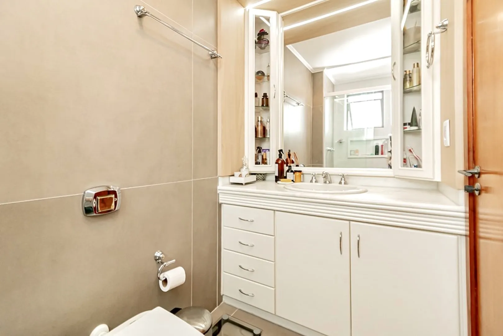 R$ 785.000 - IMPEC&Aacute;VEL APARTAMENTO - 96M2 - 3 DORM - SU&Iacute;TE - REFORMADO - 1 VAGA Rua Dezessete de Junho Porto Alegre - 