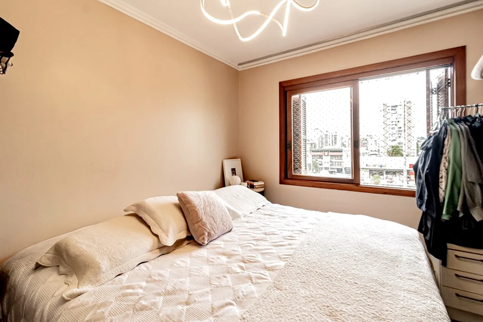 R$ 785.000 - IMPEC&Aacute;VEL APARTAMENTO - 96M2 - 3 DORM - SU&Iacute;TE - REFORMADO - 1 VAGA Rua Dezessete de Junho Porto Alegre - 