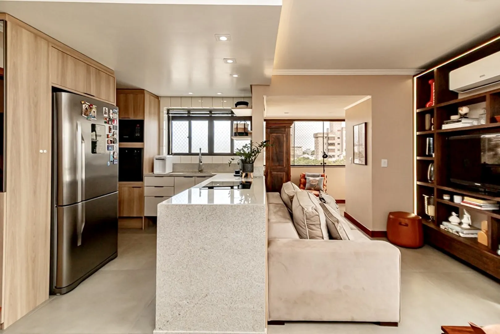 R$ 785.000 - IMPEC&Aacute;VEL APARTAMENTO - 96M2 - 3 DORM - SU&Iacute;TE - REFORMADO - 1 VAGA Rua Dezessete de Junho Porto Alegre - 