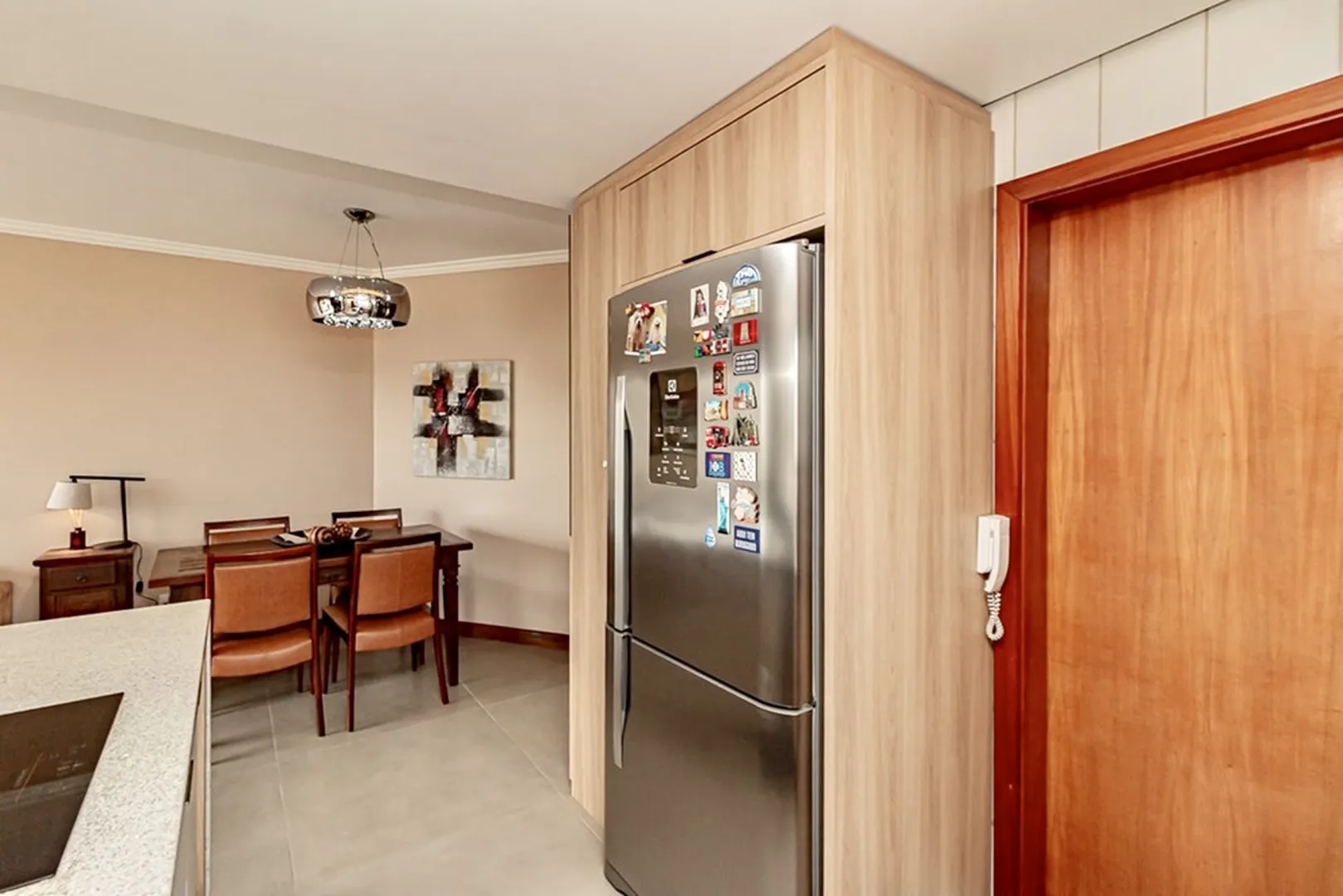R$ 785.000 - IMPEC&Aacute;VEL APARTAMENTO - 96M2 - 3 DORM - SU&Iacute;TE - REFORMADO - 1 VAGA Rua Dezessete de Junho Porto Alegre - 