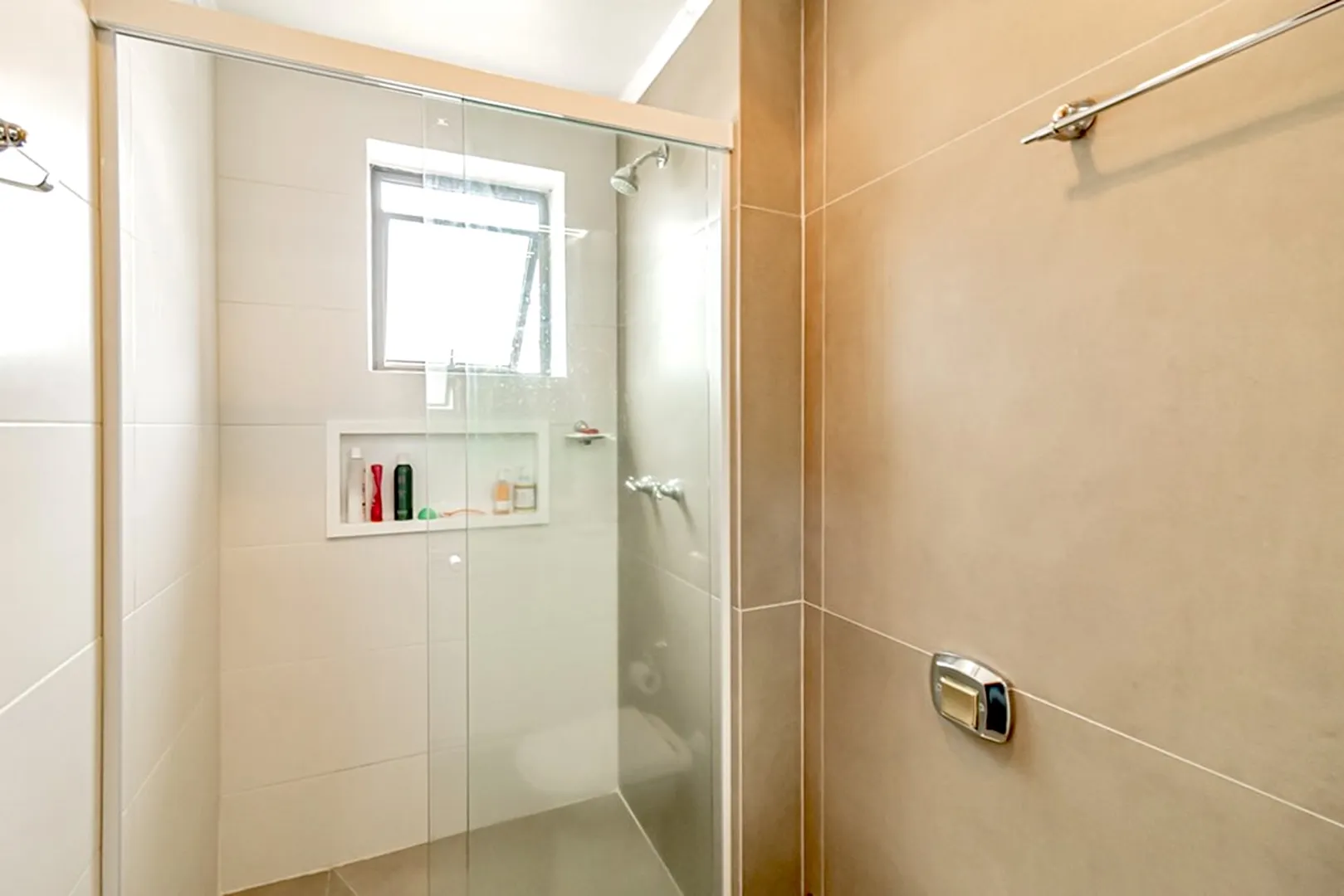 R$ 785.000 - IMPEC&Aacute;VEL APARTAMENTO - 96M2 - 3 DORM - SU&Iacute;TE - REFORMADO - 1 VAGA Rua Dezessete de Junho Porto Alegre - 