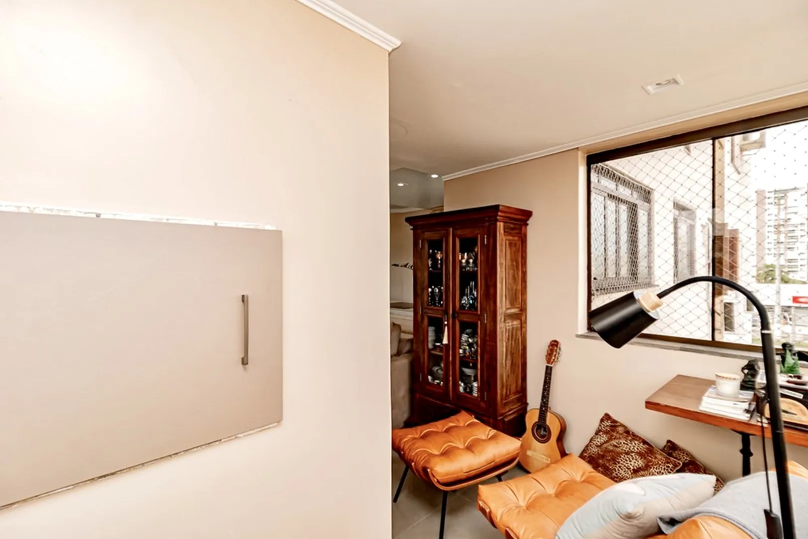 R$ 785.000 - IMPEC&Aacute;VEL APARTAMENTO - 96M2 - 3 DORM - SU&Iacute;TE - REFORMADO - 1 VAGA Rua Dezessete de Junho Porto Alegre - 