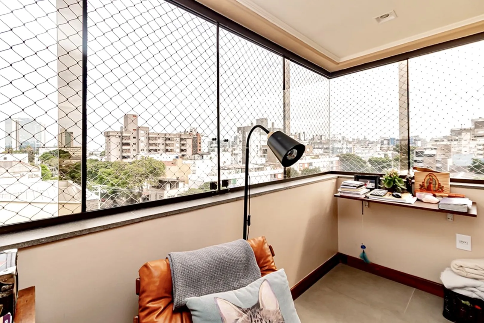 R$ 785.000 - IMPEC&Aacute;VEL APARTAMENTO - 96M2 - 3 DORM - SU&Iacute;TE - REFORMADO - 1 VAGA Rua Dezessete de Junho Porto Alegre - 