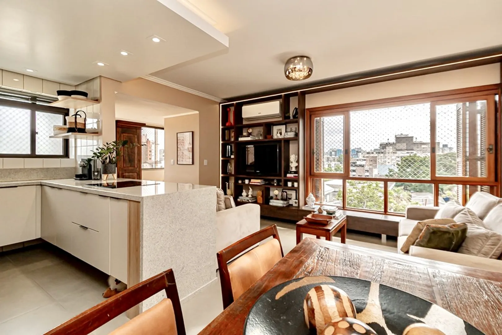 R$ 785.000 - IMPEC&Aacute;VEL APARTAMENTO - 96M2 - 3 DORM - SU&Iacute;TE - REFORMADO - 1 VAGA Rua Dezessete de Junho Porto Alegre - 