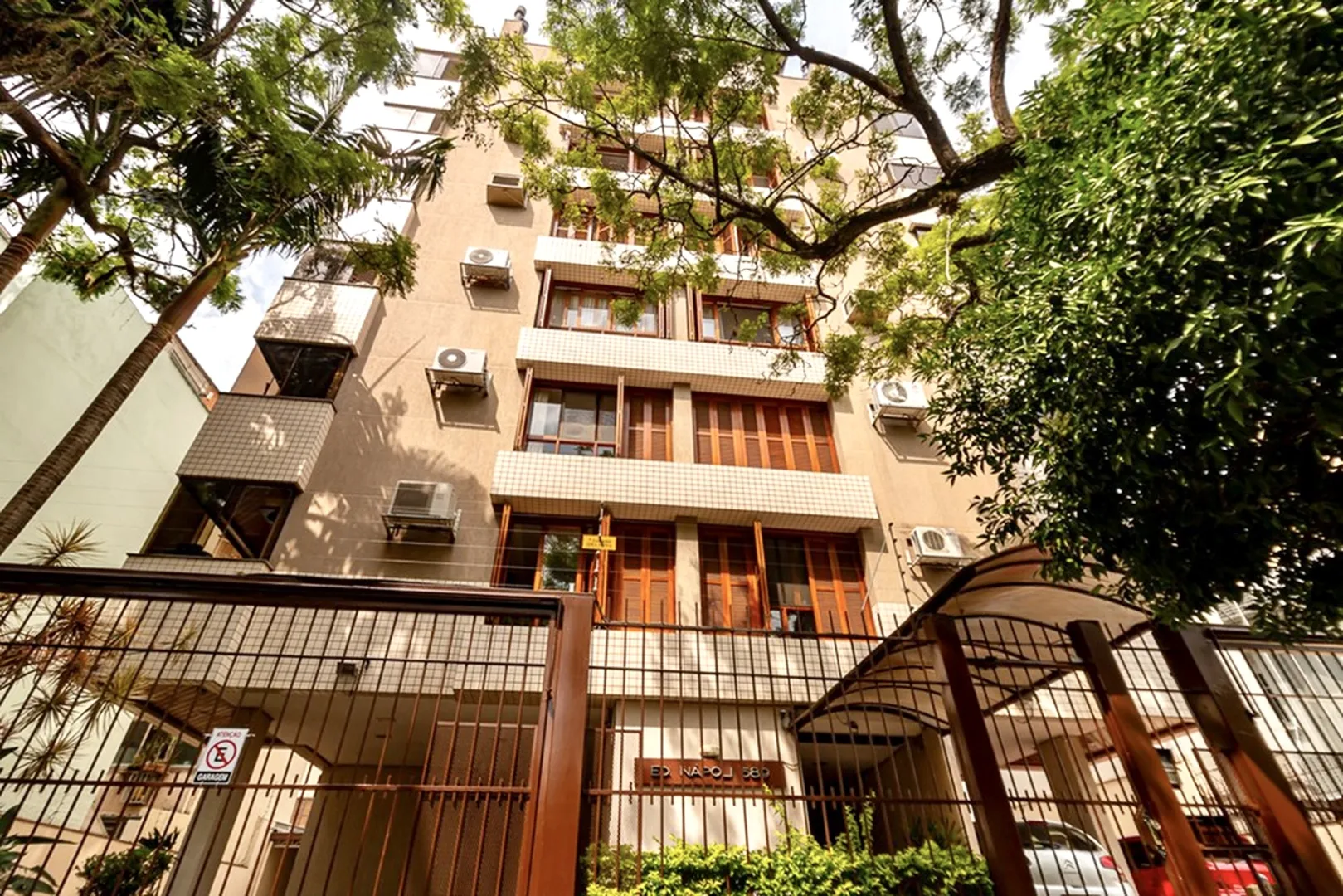 R$ 785.000 - IMPEC&Aacute;VEL APARTAMENTO - 96M2 - 3 DORM - SU&Iacute;TE - REFORMADO - 1 VAGA Rua Dezessete de Junho Porto Alegre - 