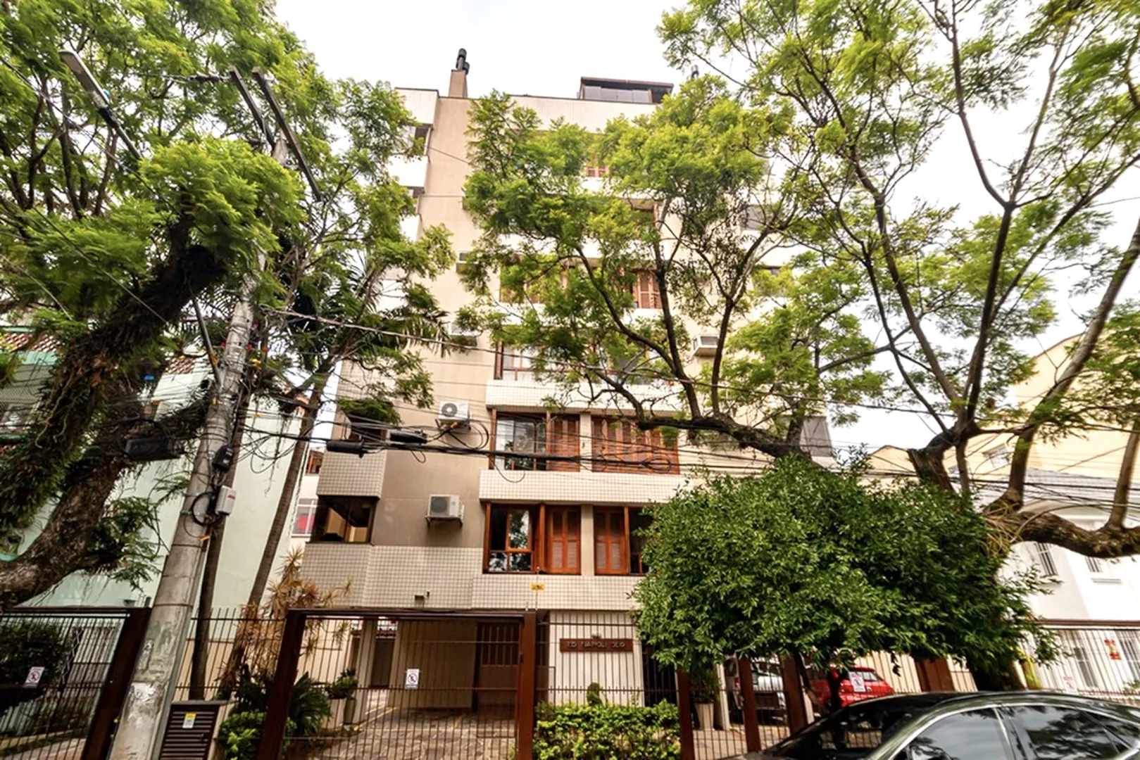 R$ 785.000 - IMPEC&Aacute;VEL APARTAMENTO - 96M2 - 3 DORM - SU&Iacute;TE - REFORMADO - 1 VAGA Rua Dezessete de Junho Porto Alegre - 