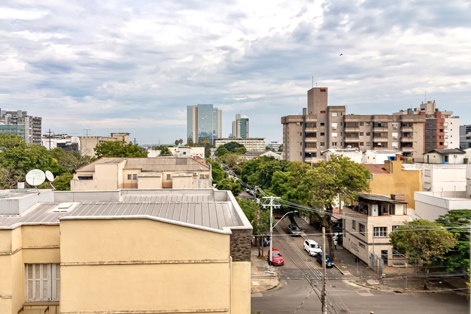 R$ 785.000 - IMPEC&Aacute;VEL APARTAMENTO - 96M2 - 3 DORM - SU&Iacute;TE - REFORMADO - 1 VAGA Rua Dezessete de Junho Porto Alegre - 