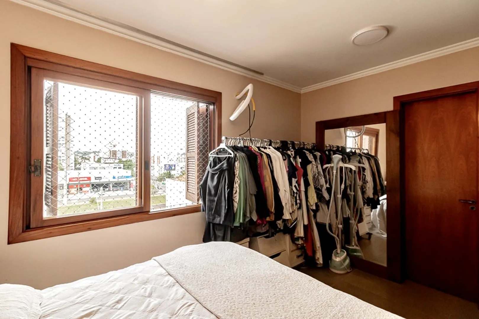 R$ 785.000 - IMPEC&Aacute;VEL APARTAMENTO - 96M2 - 3 DORM - SU&Iacute;TE - REFORMADO - 1 VAGA Rua Dezessete de Junho Porto Alegre - 