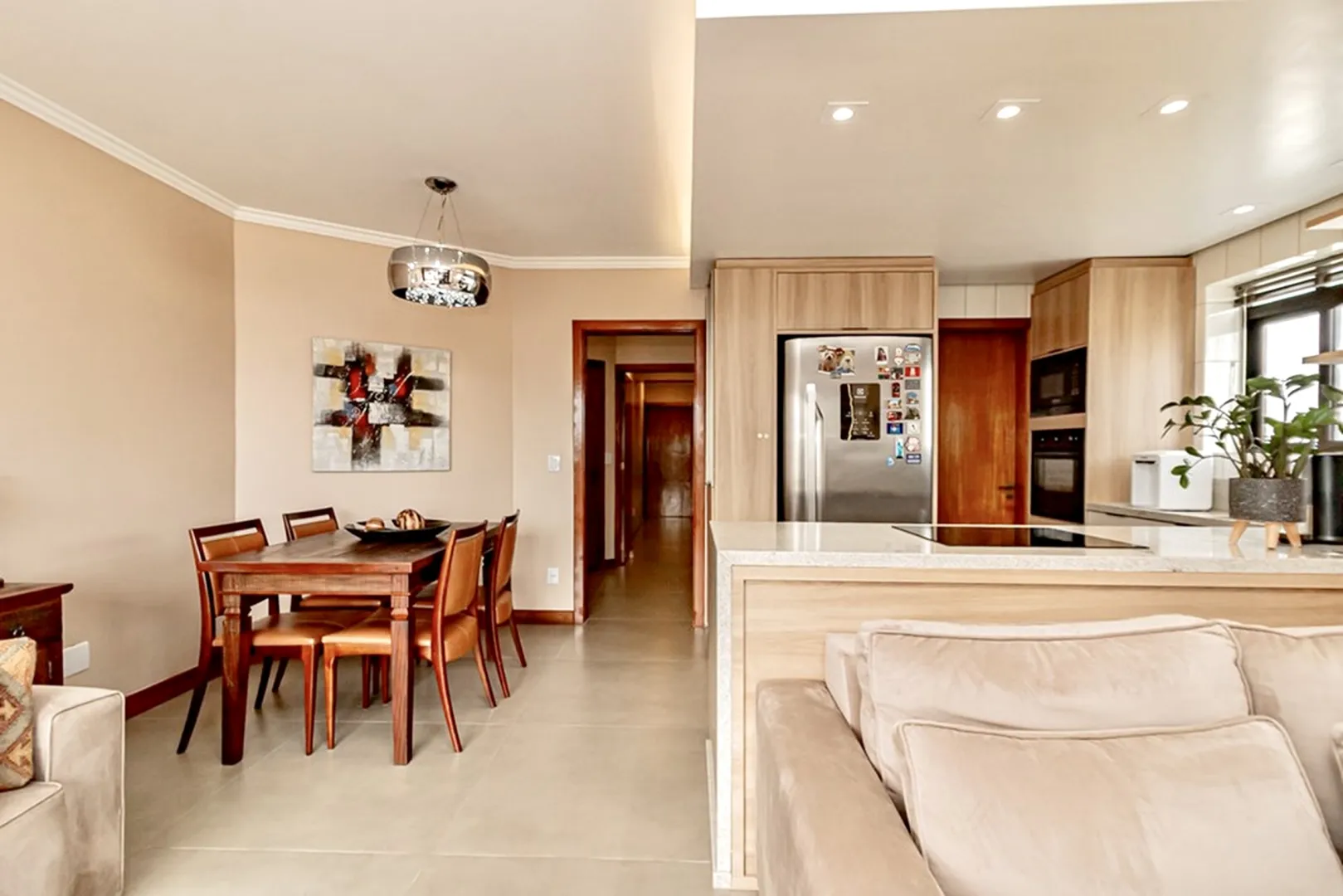 R$ 785.000 - IMPEC&Aacute;VEL APARTAMENTO - 96M2 - 3 DORM - SU&Iacute;TE - REFORMADO - 1 VAGA Rua Dezessete de Junho Porto Alegre - 