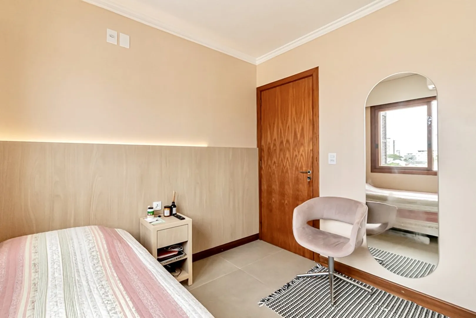 R$ 785.000 - IMPEC&Aacute;VEL APARTAMENTO - 96M2 - 3 DORM - SU&Iacute;TE - REFORMADO - 1 VAGA Rua Dezessete de Junho Porto Alegre - 