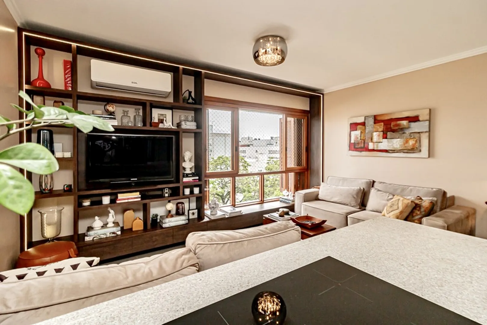 R$ 785.000 - IMPEC&Aacute;VEL APARTAMENTO - 96M2 - 3 DORM - SU&Iacute;TE - REFORMADO - 1 VAGA Rua Dezessete de Junho Porto Alegre - 