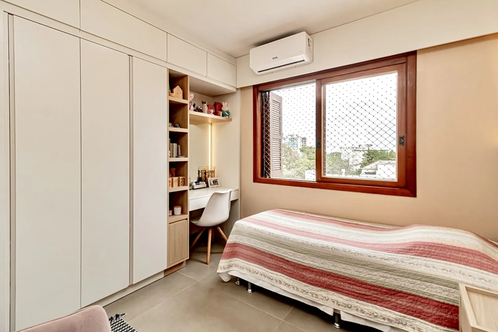 R$ 785.000 - IMPEC&Aacute;VEL APARTAMENTO - 96M2 - 3 DORM - SU&Iacute;TE - REFORMADO - 1 VAGA Rua Dezessete de Junho Porto Alegre - 