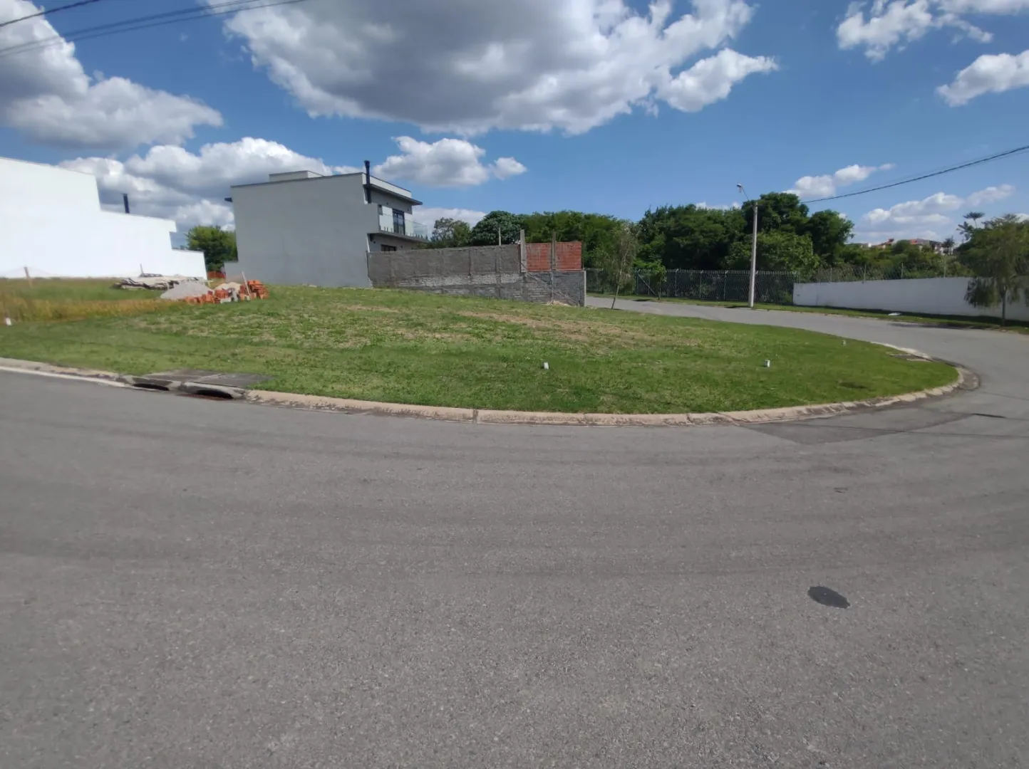 Lote plano, de esquina,  a venda no Condominio Garden Ville em Itu