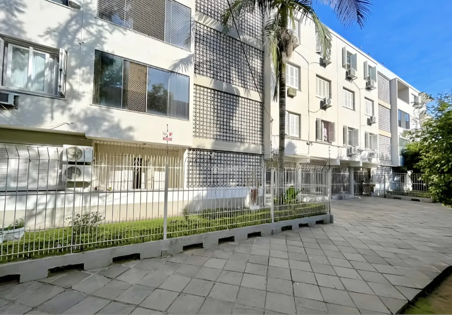 R$ 379.000 - PORTEIRA FECHADA - LINDO APARTAMENTO T&Eacute;RREO - 69M2 - 3 DORM - CHURRASQUEIRA Rua Laurindo Porto Alegre - 