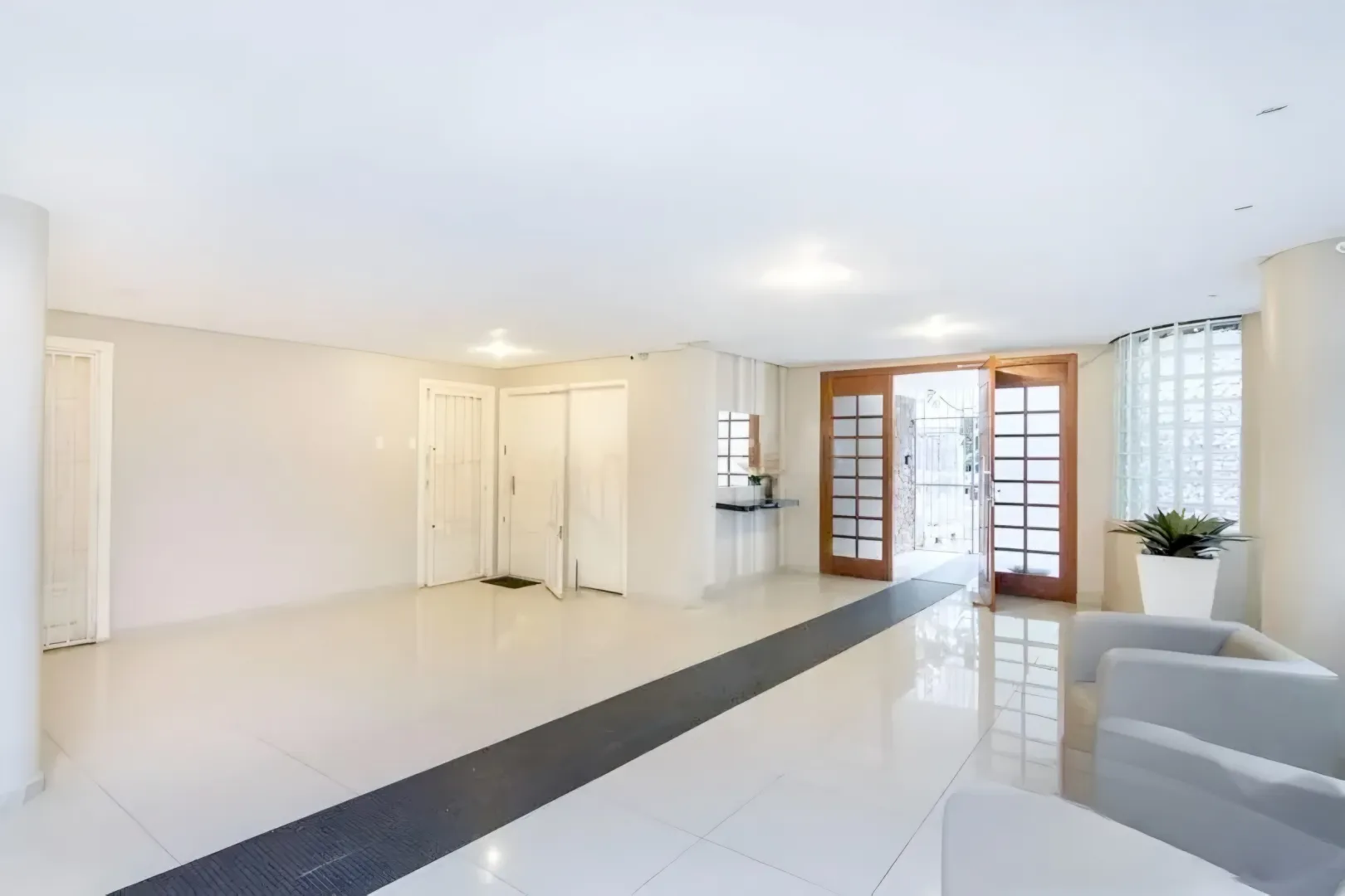 R$ 379.000 - PORTEIRA FECHADA - LINDO APARTAMENTO T&Eacute;RREO - 69M2 - 3 DORM - CHURRASQUEIRA Rua Laurindo Porto Alegre - 