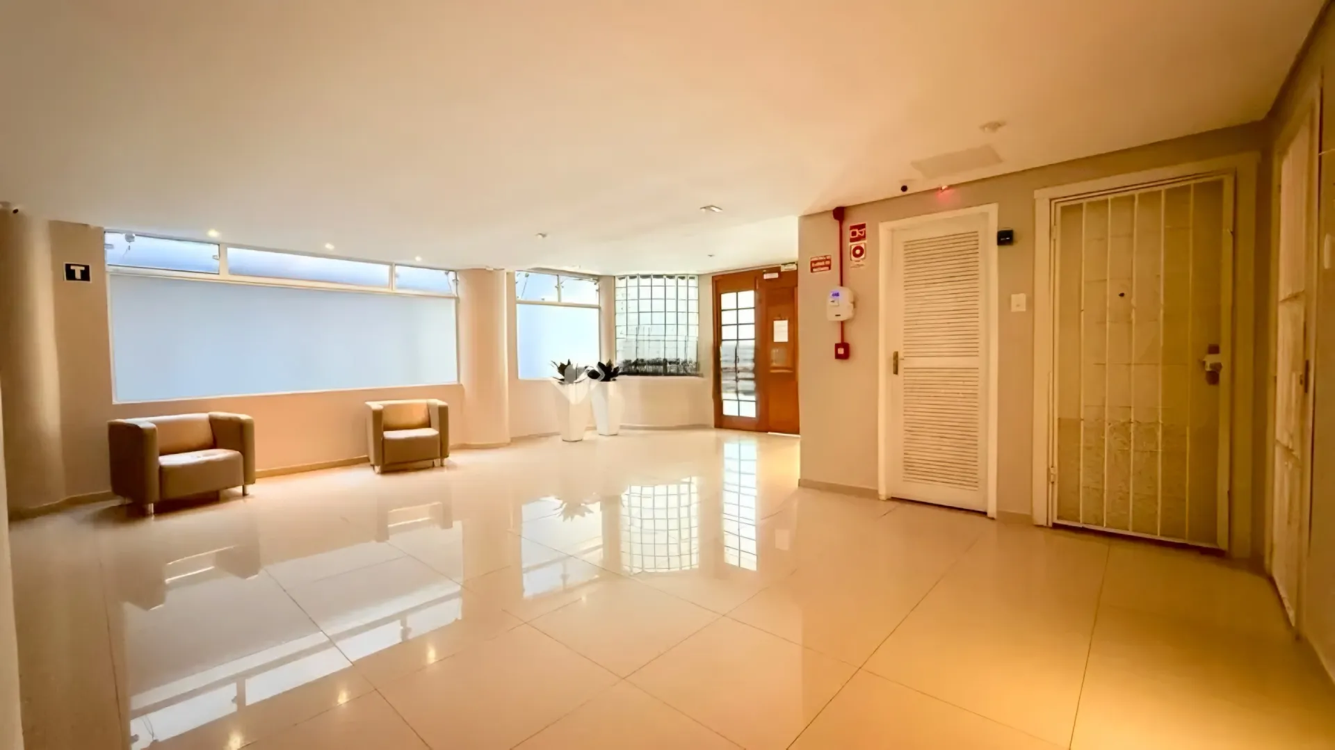 R$ 379.000 - PORTEIRA FECHADA - LINDO APARTAMENTO T&Eacute;RREO - 69M2 - 3 DORM - CHURRASQUEIRA Rua Laurindo Porto Alegre - 