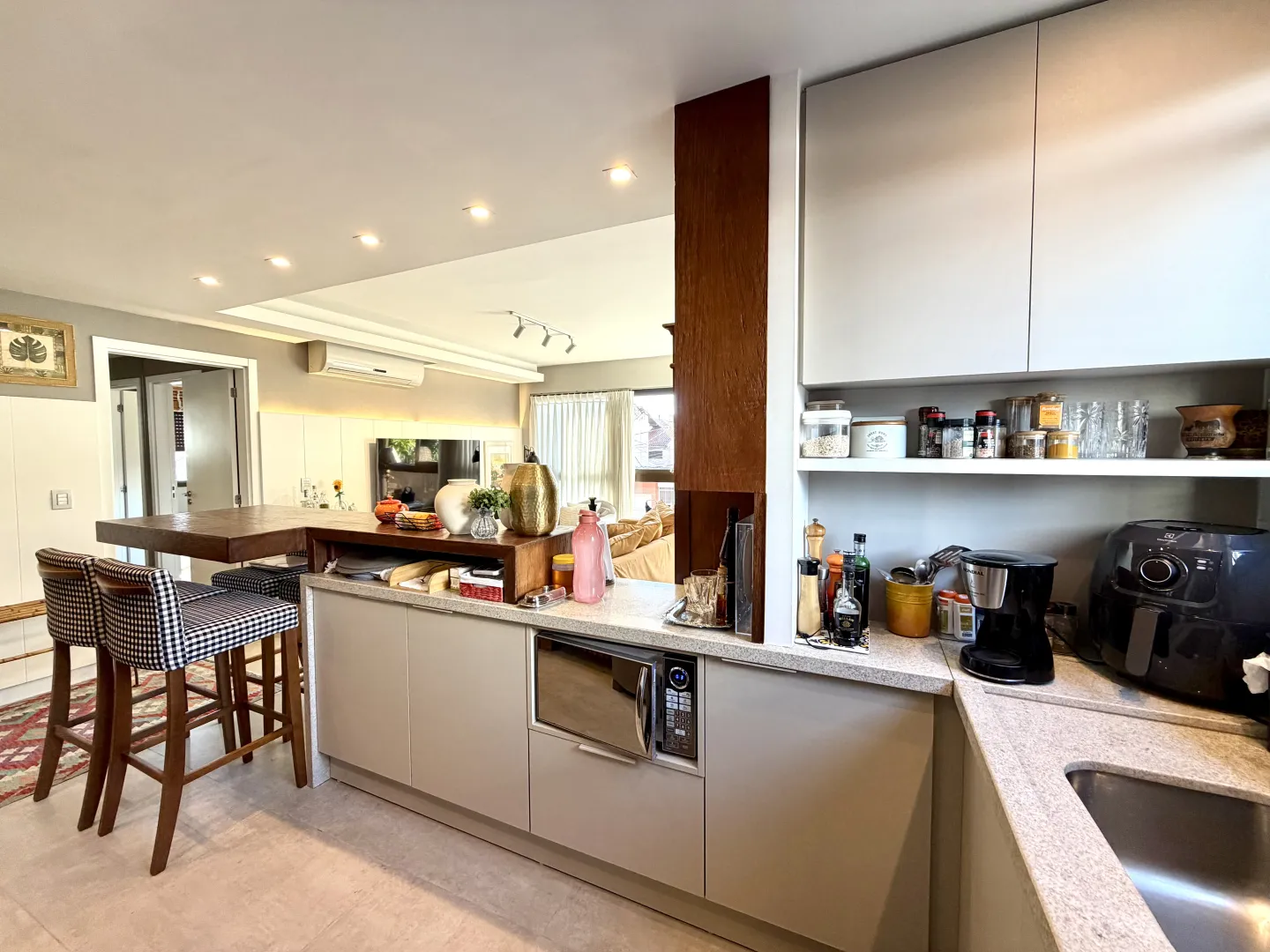 R$ 995.000 - SOHO RESIDENCE - APARTAMENTO - MOBILIADO - 93M2 - 2 SU&Iacute;TES - 2 VAGAS Rua Padre Alois Kades S J Porto Alegre - 