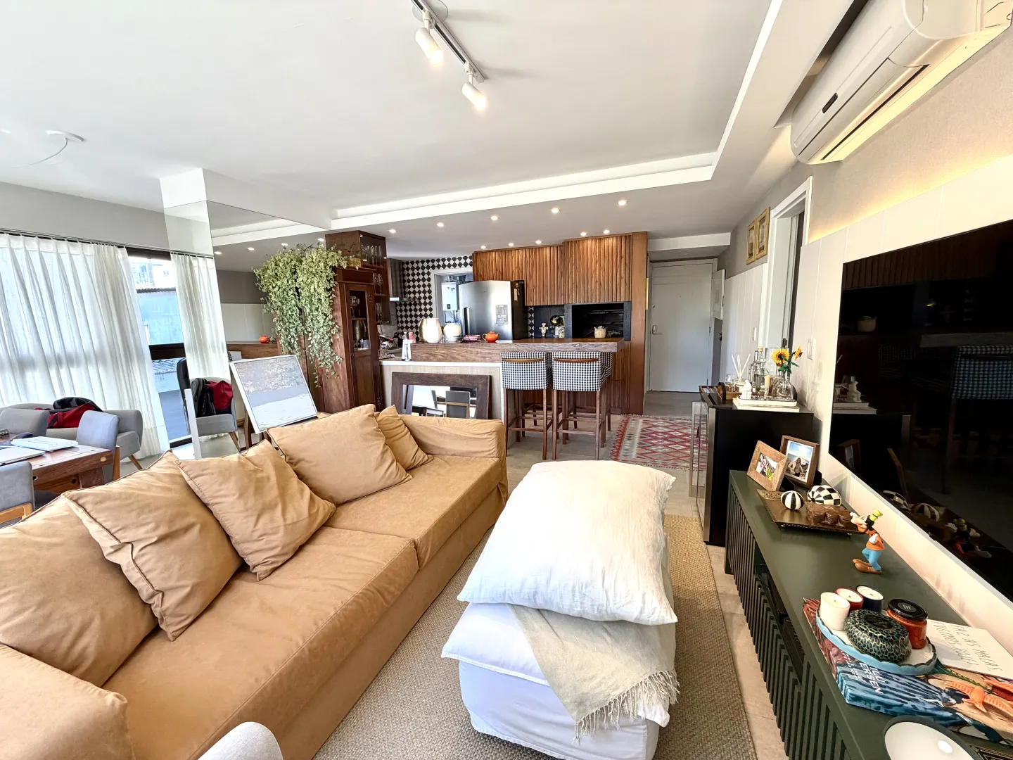 R$ 995.000 - SOHO RESIDENCE - APARTAMENTO - MOBILIADO - 93M2 - 2 SU&Iacute;TES - 2 VAGAS Rua Padre Alois Kades S J Porto Alegre - 