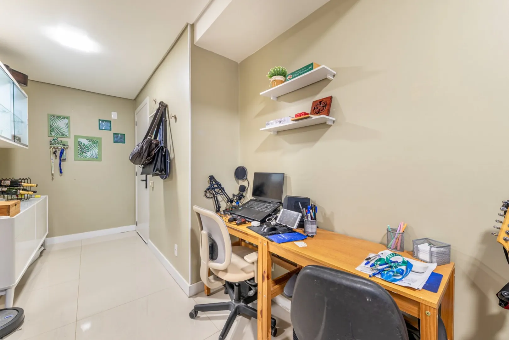 R$ 445.000 - &Oacute;TIMO APARTAMENTO - SEMIMOBILIADO - 54M2 - 1 DORM - BANHEIRO - 1 VAGA Rua Artur Fabião Carneiro Porto Alegre - 