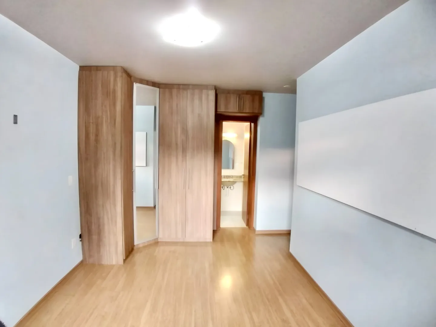 R$ 595.000 - BELO APARTAMENTO - 75M2 - 2 DORM - SU&Iacute;TE - LAREIRA - 1 VAGA Rua Portugal Porto Alegre - 