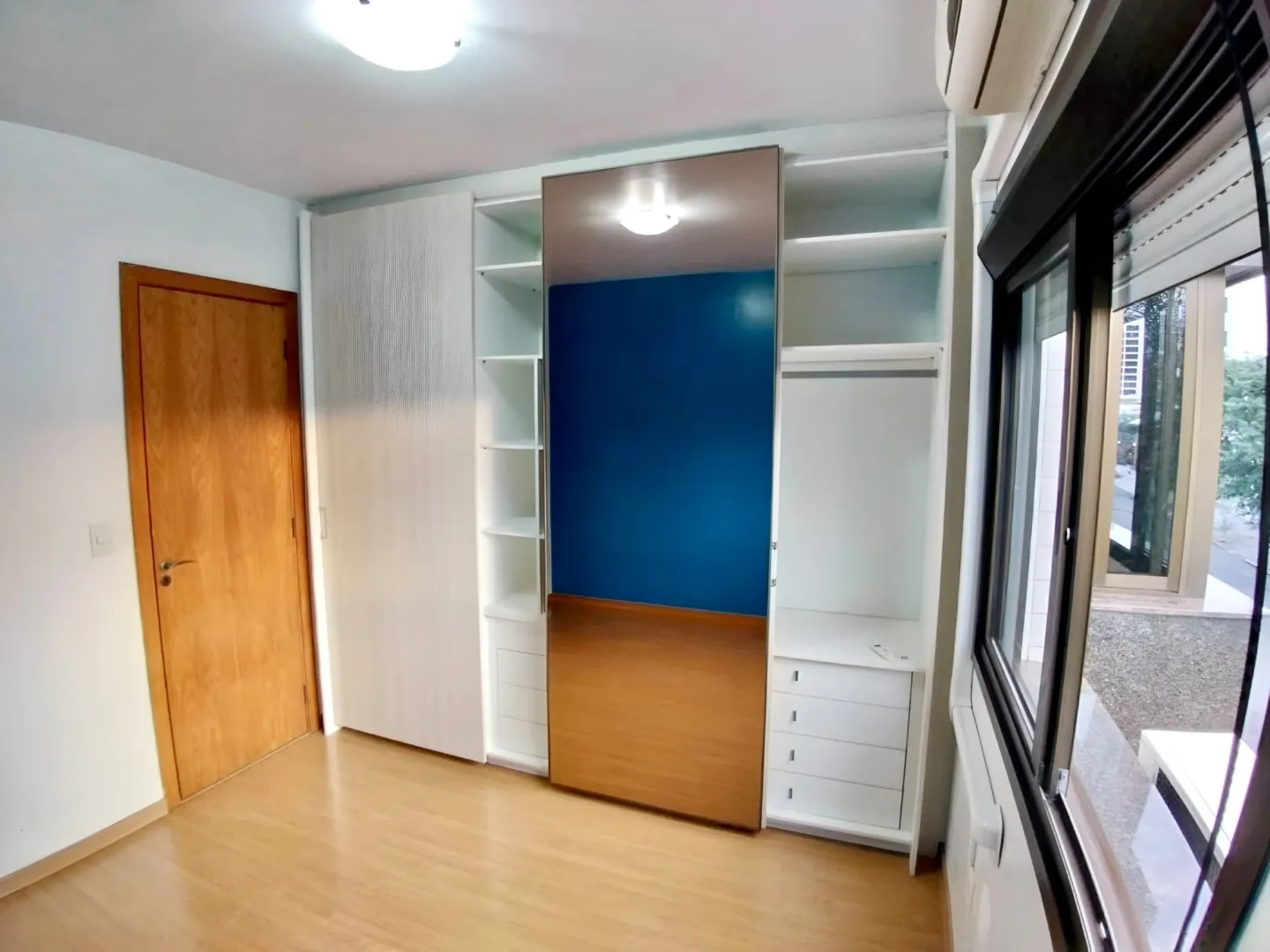 R$ 595.000 - BELO APARTAMENTO - 75M2 - 2 DORM - SU&Iacute;TE - LAREIRA - 1 VAGA Rua Portugal Porto Alegre - 