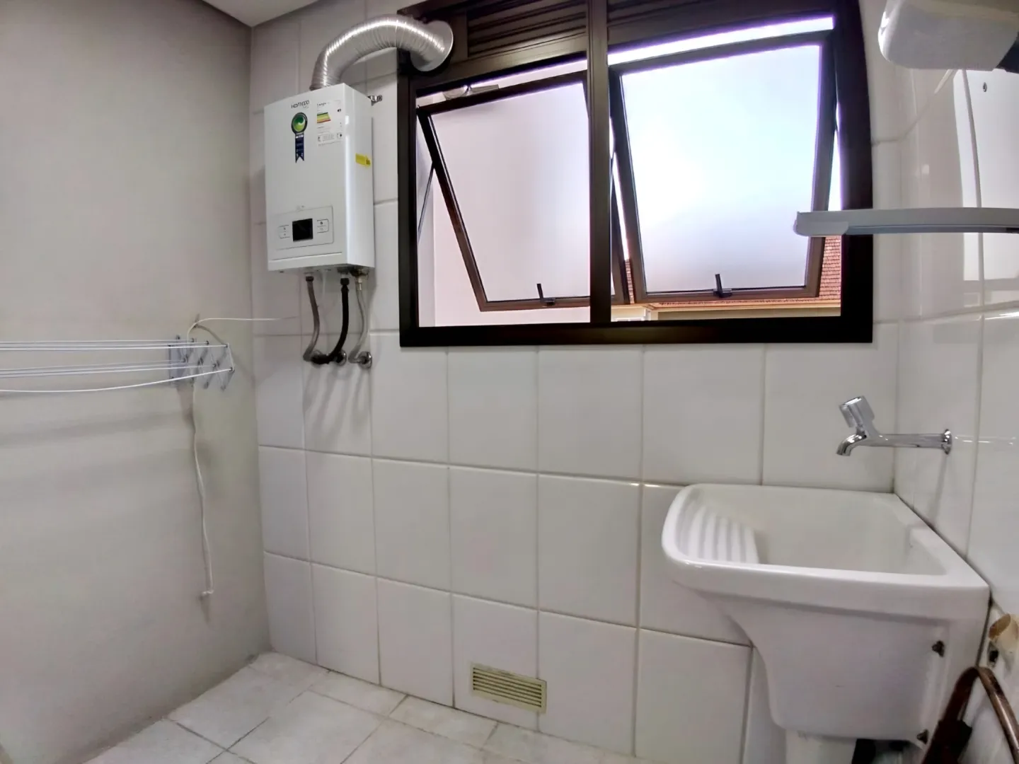 R$ 595.000 - BELO APARTAMENTO - 75M2 - 2 DORM - SU&Iacute;TE - LAREIRA - 1 VAGA Rua Portugal Porto Alegre - 