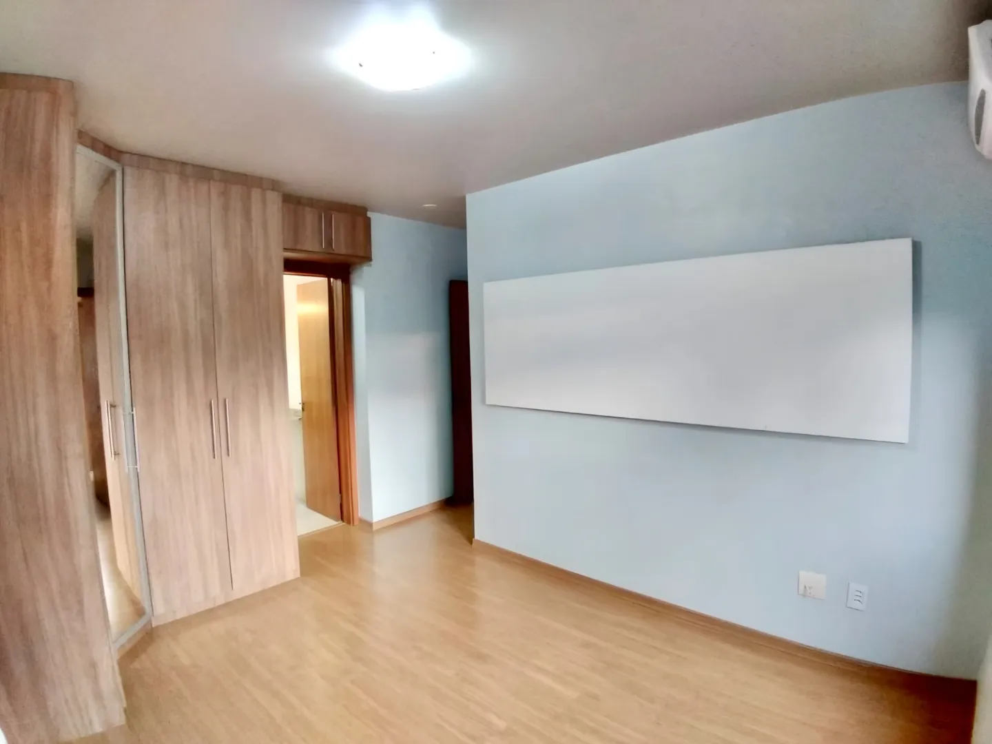 R$ 595.000 - BELO APARTAMENTO - 75M2 - 2 DORM - SU&Iacute;TE - LAREIRA - 1 VAGA Rua Portugal Porto Alegre - 