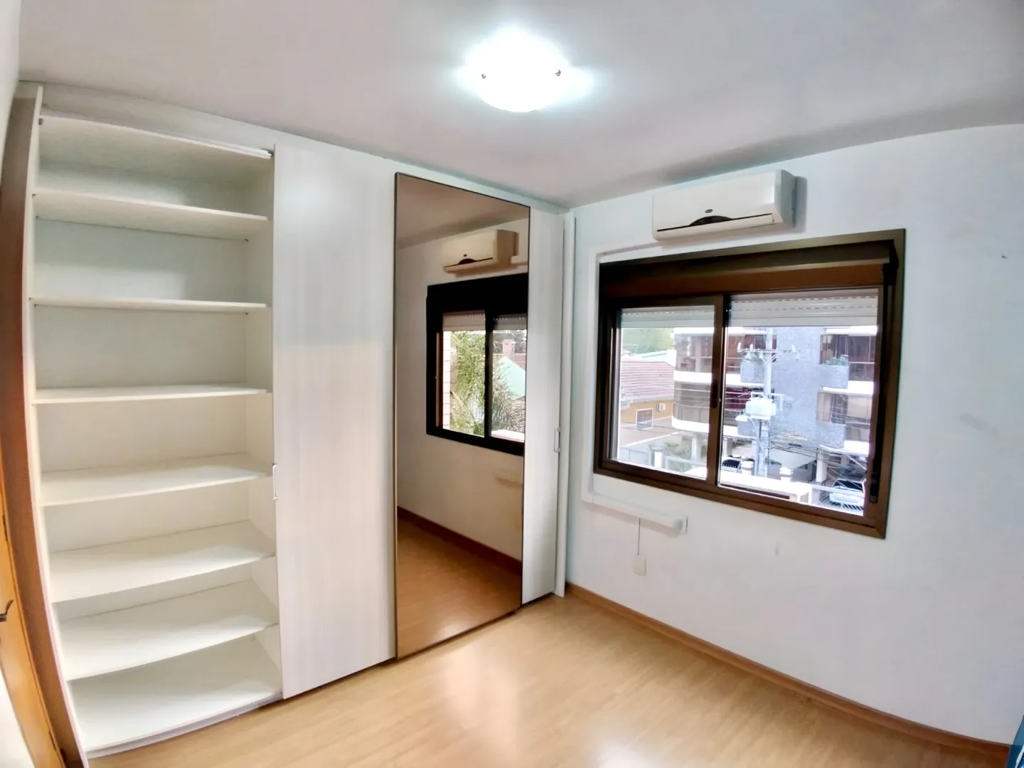 R$ 595.000 - BELO APARTAMENTO - 75M2 - 2 DORM - SU&Iacute;TE - LAREIRA - 1 VAGA Rua Portugal Porto Alegre - 