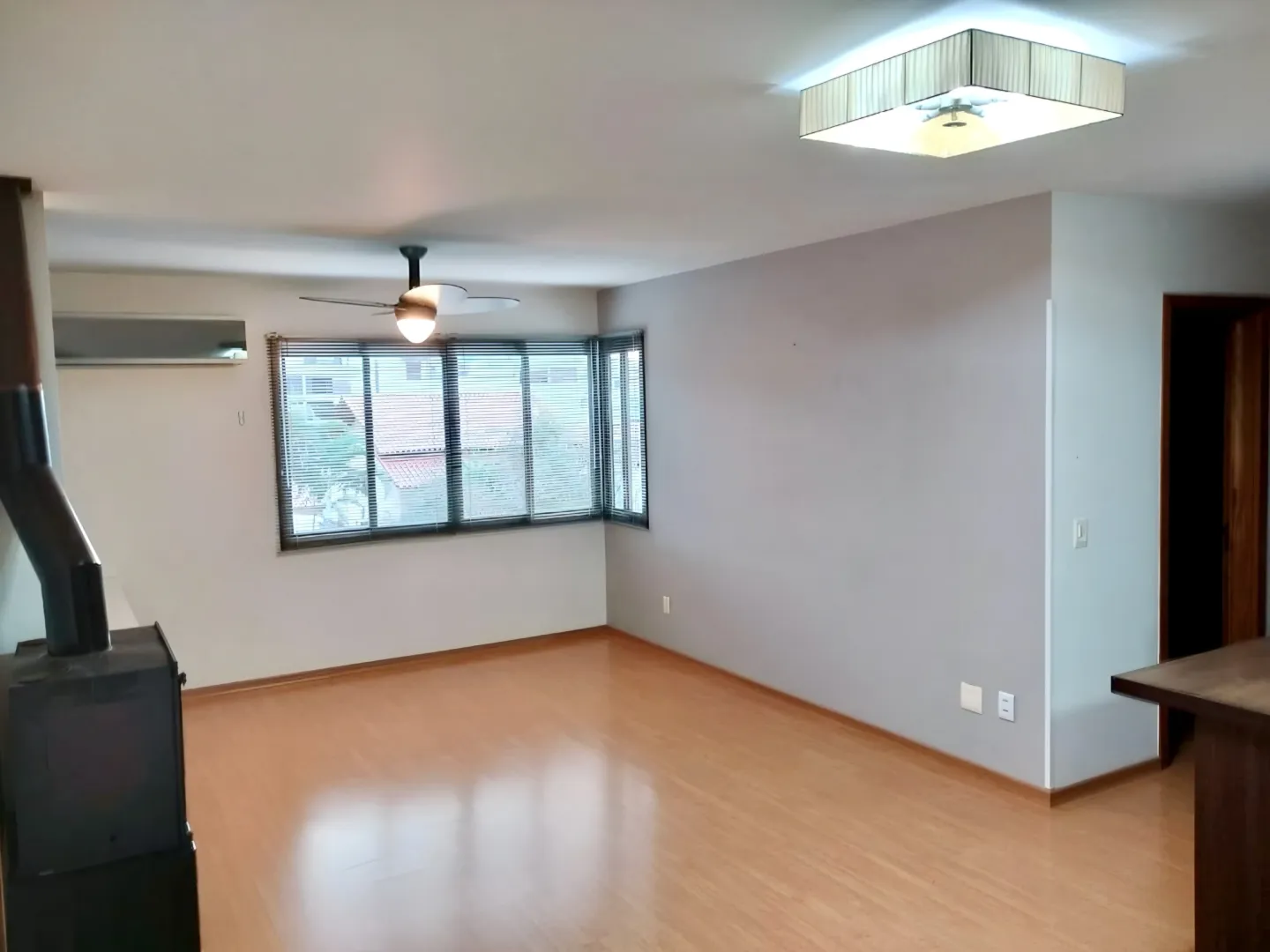 R$ 595.000 - BELO APARTAMENTO - 75M2 - 2 DORM - SU&Iacute;TE - LAREIRA - 1 VAGA Rua Portugal Porto Alegre - 
