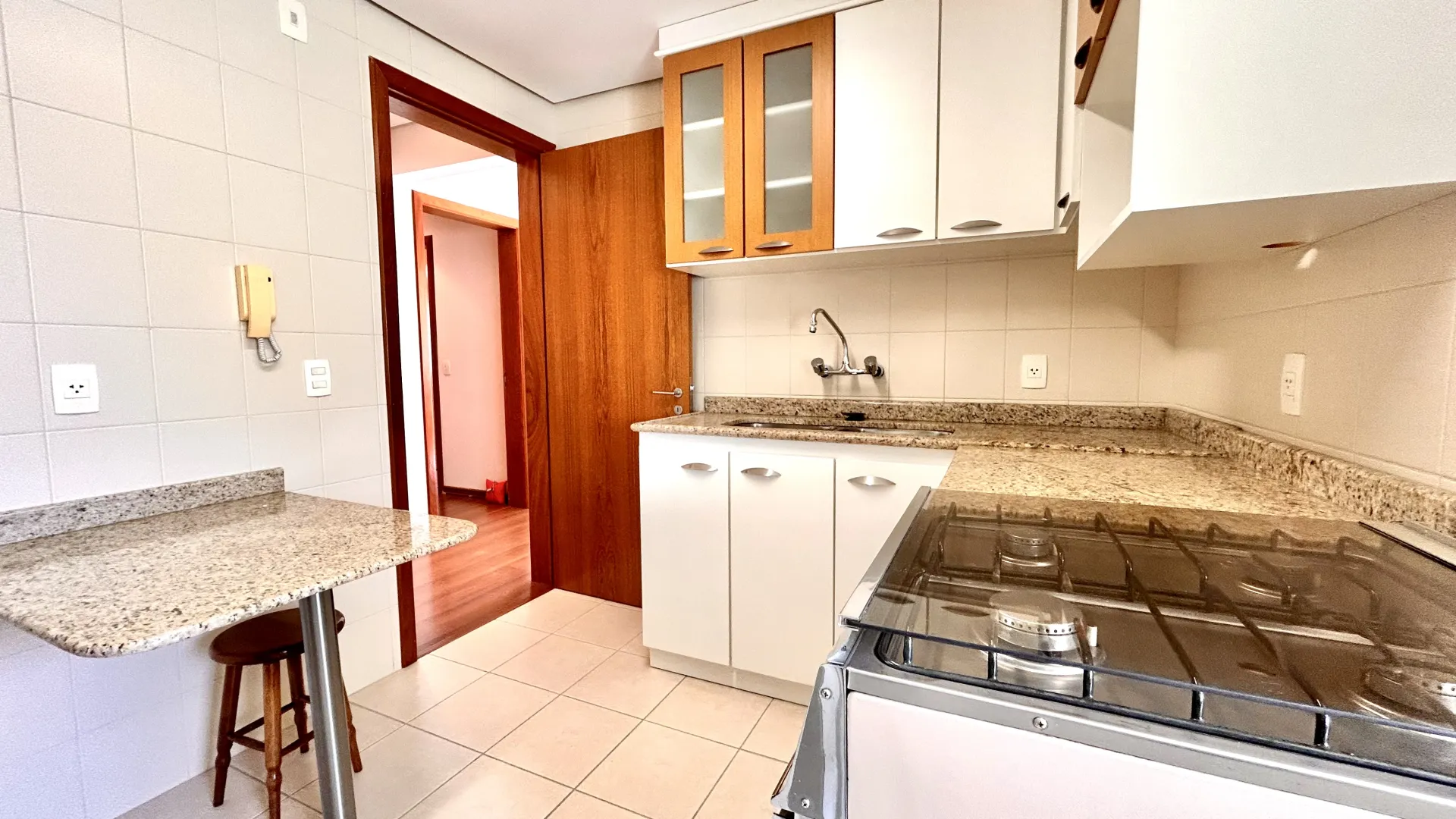 R$ 850.000 - LINDO APARTAMENTO - 102M2 - 2 DORM - SU&Iacute;TE - SACADA - VISTA - 1 VAGA - INFRA Rua Gonçalves Dias Porto Alegre - 