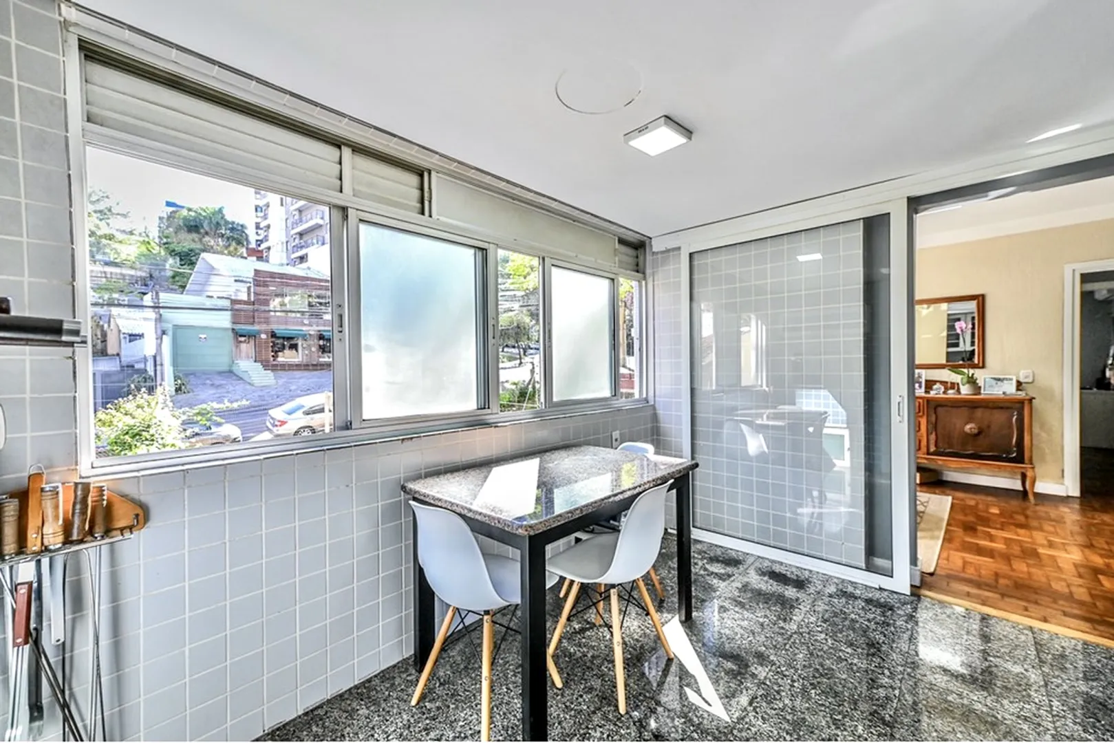 R$ 550.000 - BELO APARTAMENTO - 77M2 - 2 DORM - SU&Iacute;TE - CHURRASQUEIRA - SOL MANH&Atilde; - 1 VAGA Rua Cabral Porto Alegre - 