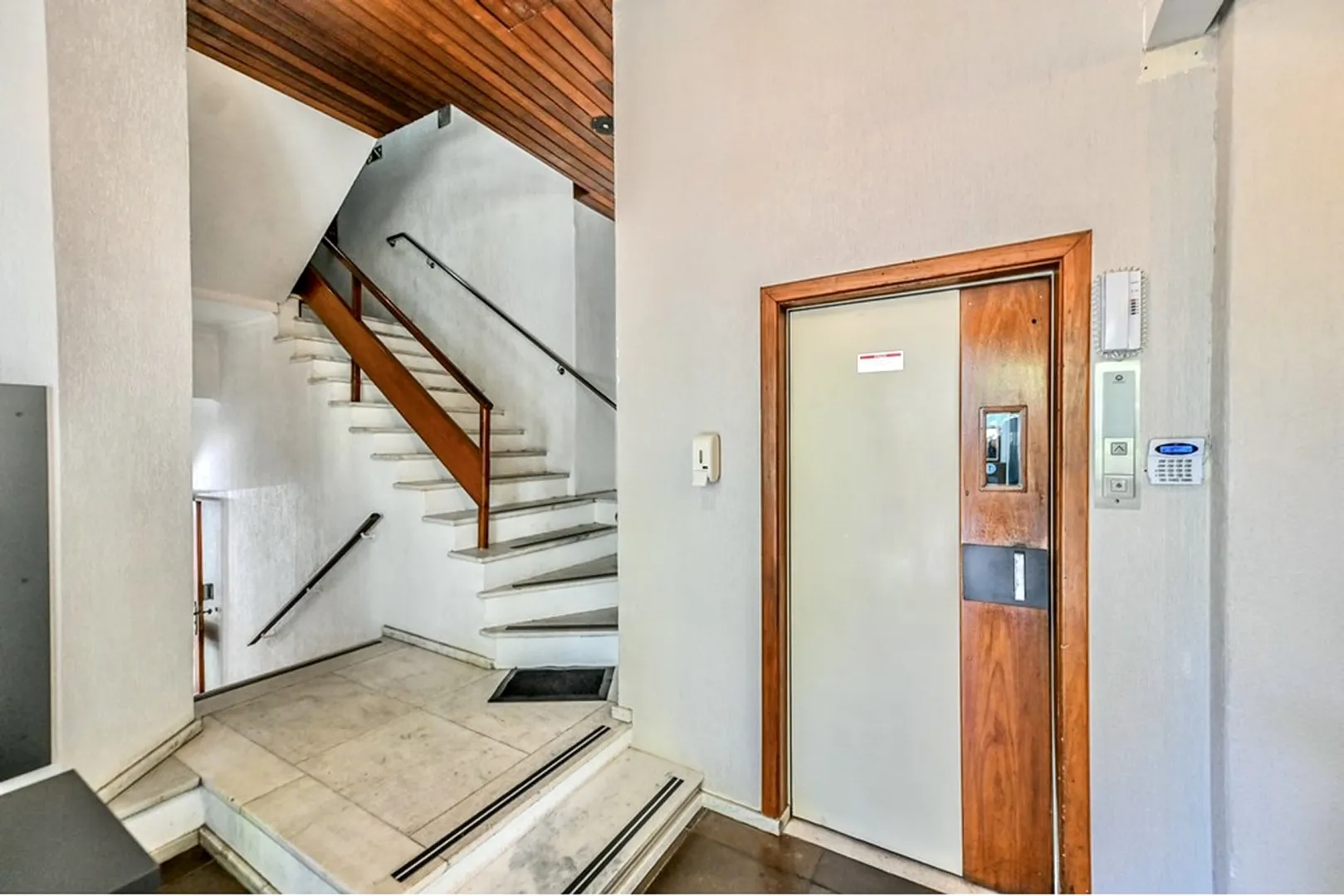 R$ 550.000 - BELO APARTAMENTO - 77M2 - 2 DORM - SU&Iacute;TE - CHURRASQUEIRA - SOL MANH&Atilde; - 1 VAGA Rua Cabral Porto Alegre - 