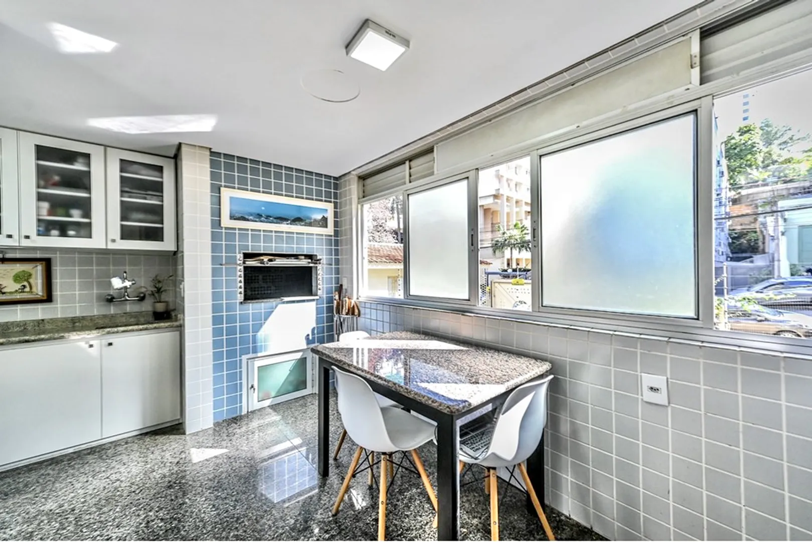 R$ 550.000 - BELO APARTAMENTO - 77M2 - 2 DORM - SU&Iacute;TE - CHURRASQUEIRA - SOL MANH&Atilde; - 1 VAGA Rua Cabral Porto Alegre - 