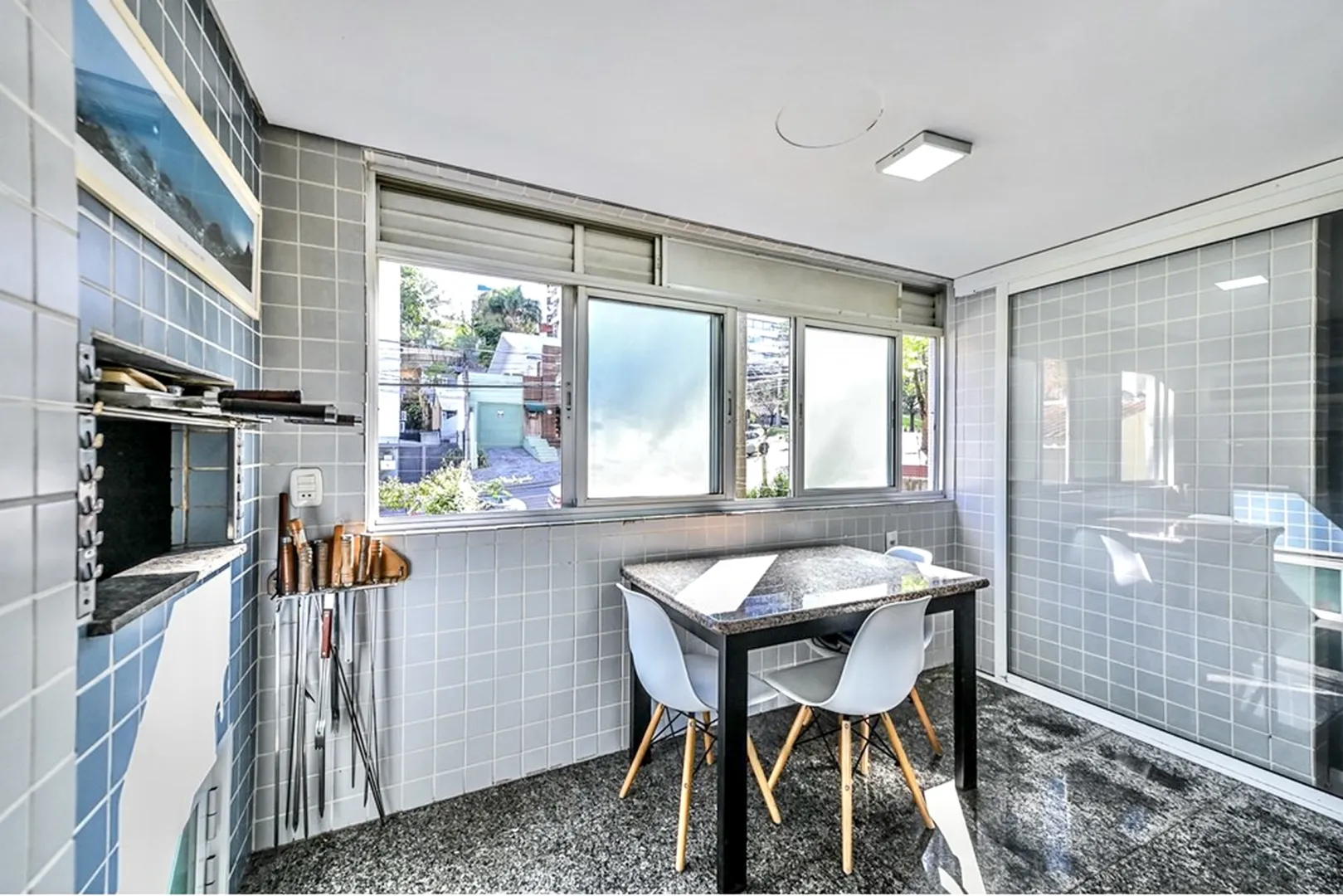 R$ 550.000 - BELO APARTAMENTO - 77M2 - 2 DORM - SU&Iacute;TE - CHURRASQUEIRA - SOL MANH&Atilde; - 1 VAGA Rua Cabral Porto Alegre - 