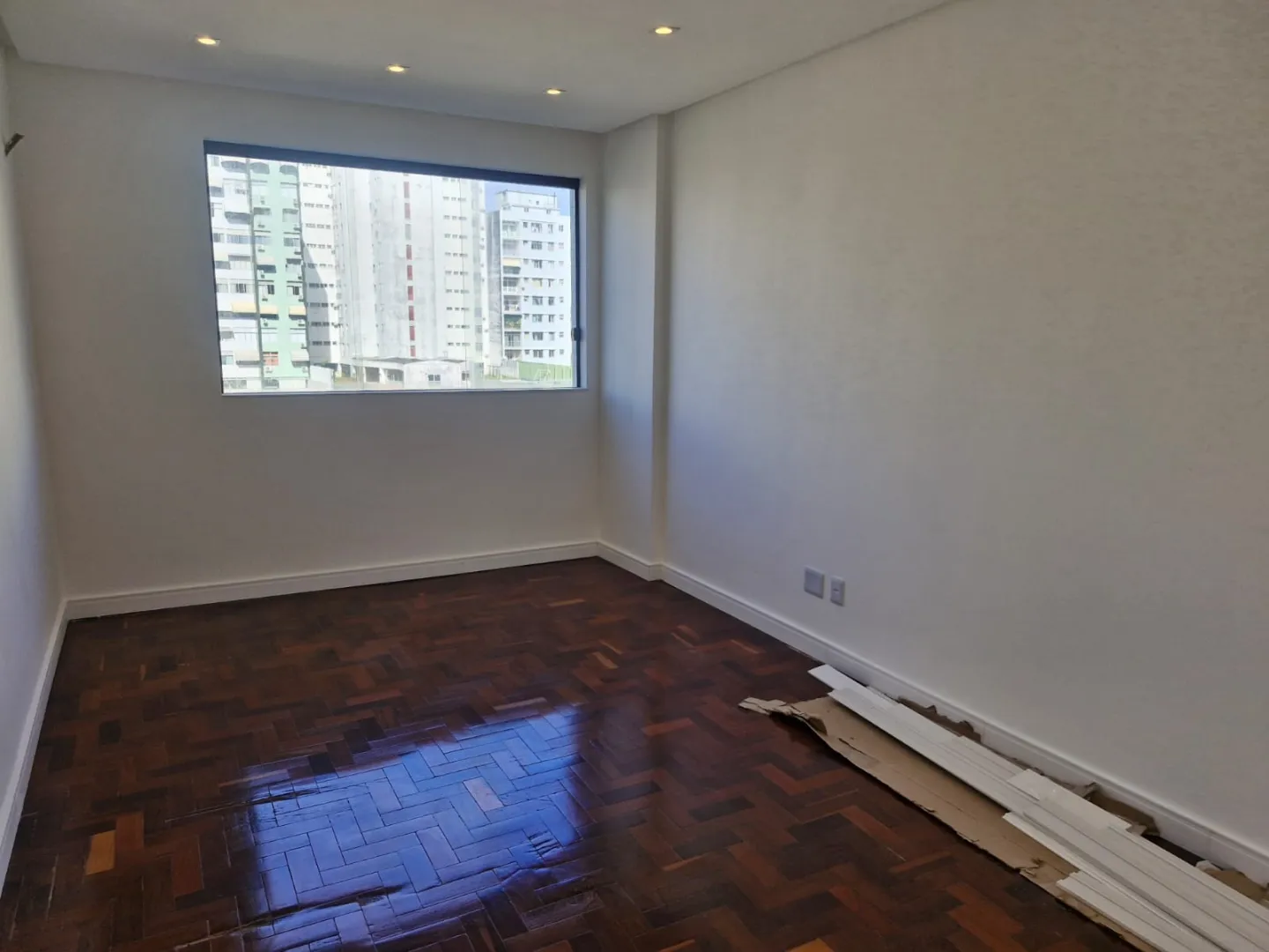 APARTAMENTO 4 QUARTOS SU&Iacute;TE CLOSET 3 GARAGENS &Agrave; VENDA NO CORREDOR DA VIT&Oacute;RIA Avenida Sete de Setembro Salvador - 