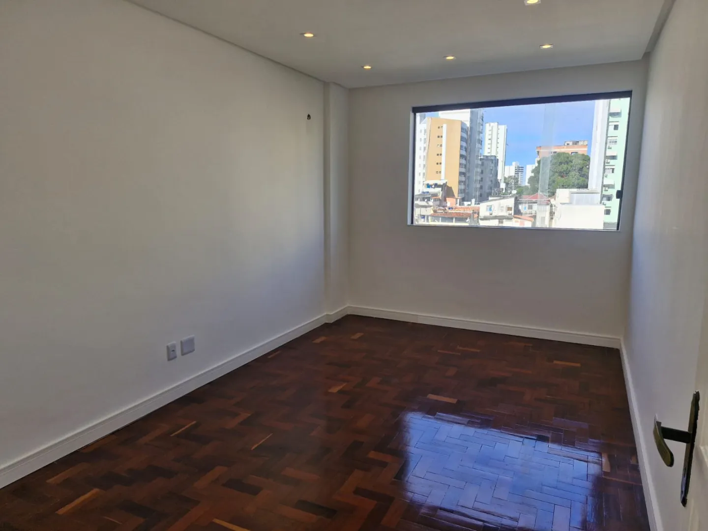 APARTAMENTO 4 QUARTOS SU&Iacute;TE CLOSET 3 GARAGENS &Agrave; VENDA NO CORREDOR DA VIT&Oacute;RIA Avenida Sete de Setembro Salvador - 
