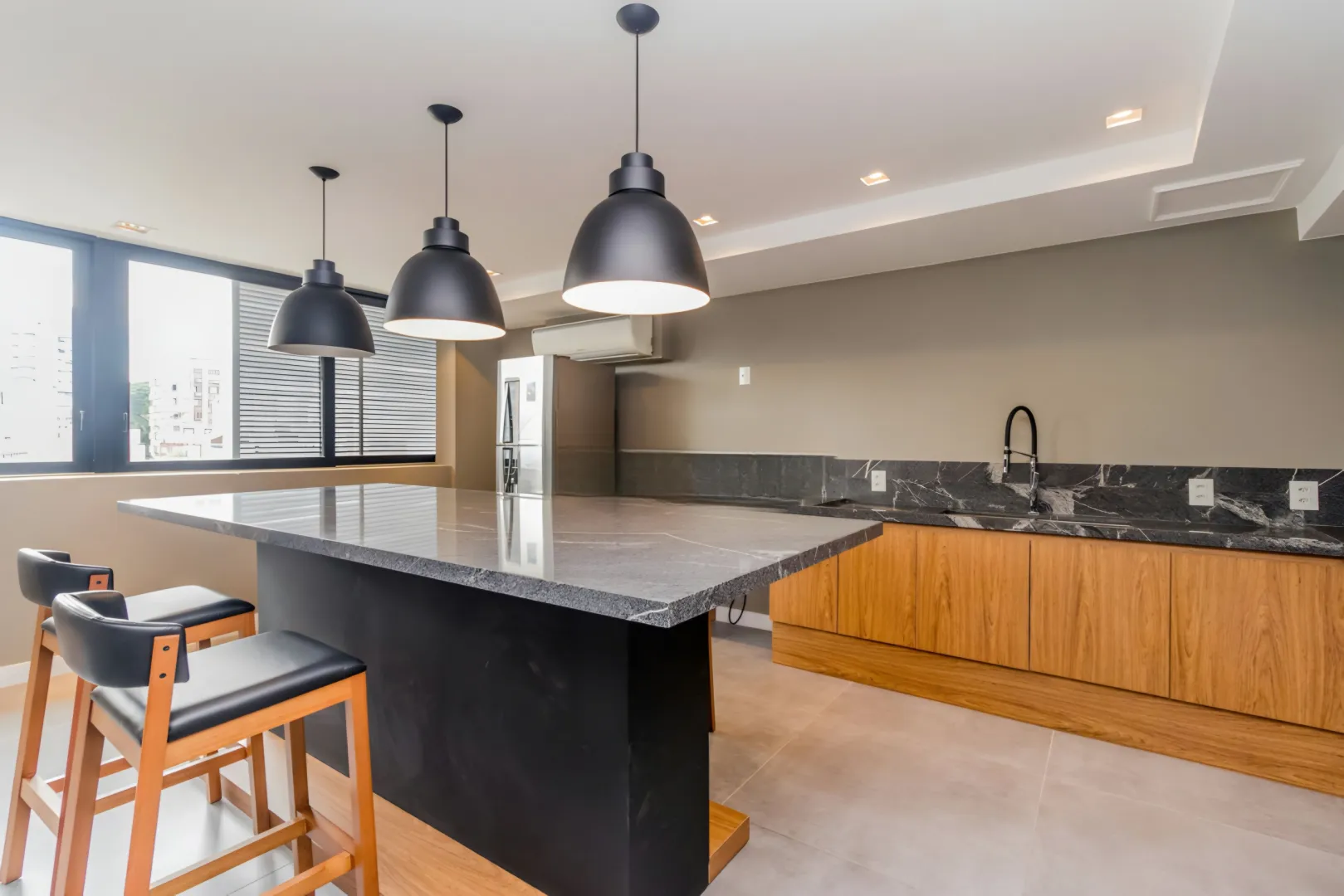 R$ 795.000 - &Oacute;TIMO APARTAMENTO GARDEN - 66M2 - 1 DORM - 2 VAGAS - DEP&Oacute;SITOS Rua Auxiliadora Porto Alegre - 