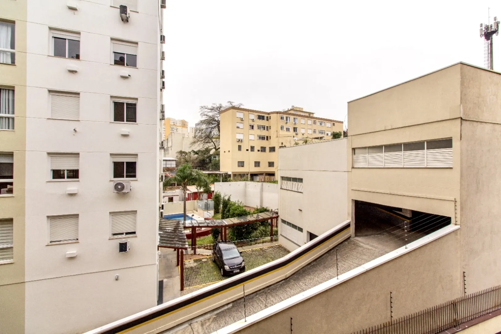 R$ 450.000 - APARTAMENTO - 58M2 - 2 DORM - SACADA - BANHEIRO - 1 VAGA Rua São Luís Porto Alegre - 