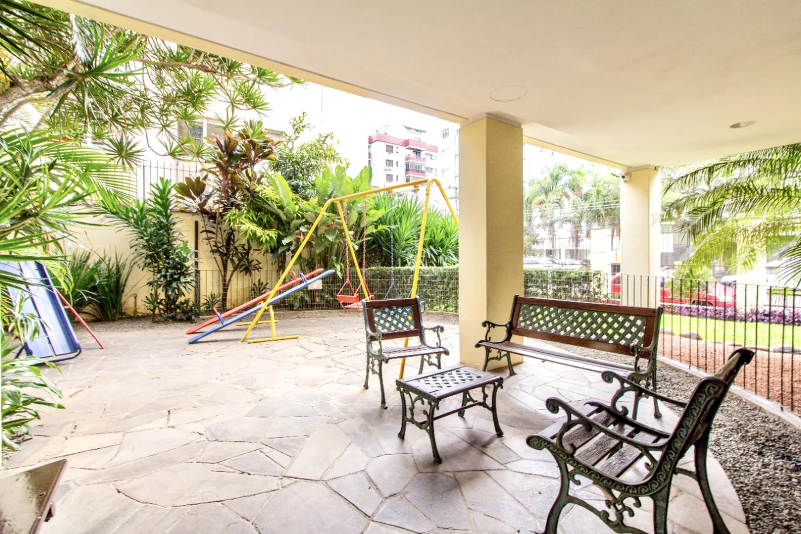 R$ 450.000 - APARTAMENTO - 58M2 - 2 DORM - SACADA - BANHEIRO - 1 VAGA Rua São Luís Porto Alegre - 