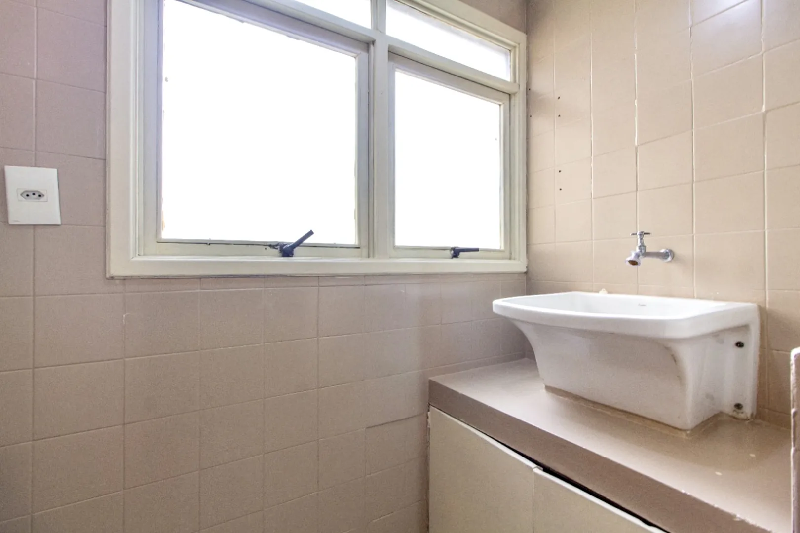 R$ 450.000 - APARTAMENTO - 58M2 - 2 DORM - SACADA - BANHEIRO - 1 VAGA Rua São Luís Porto Alegre - 