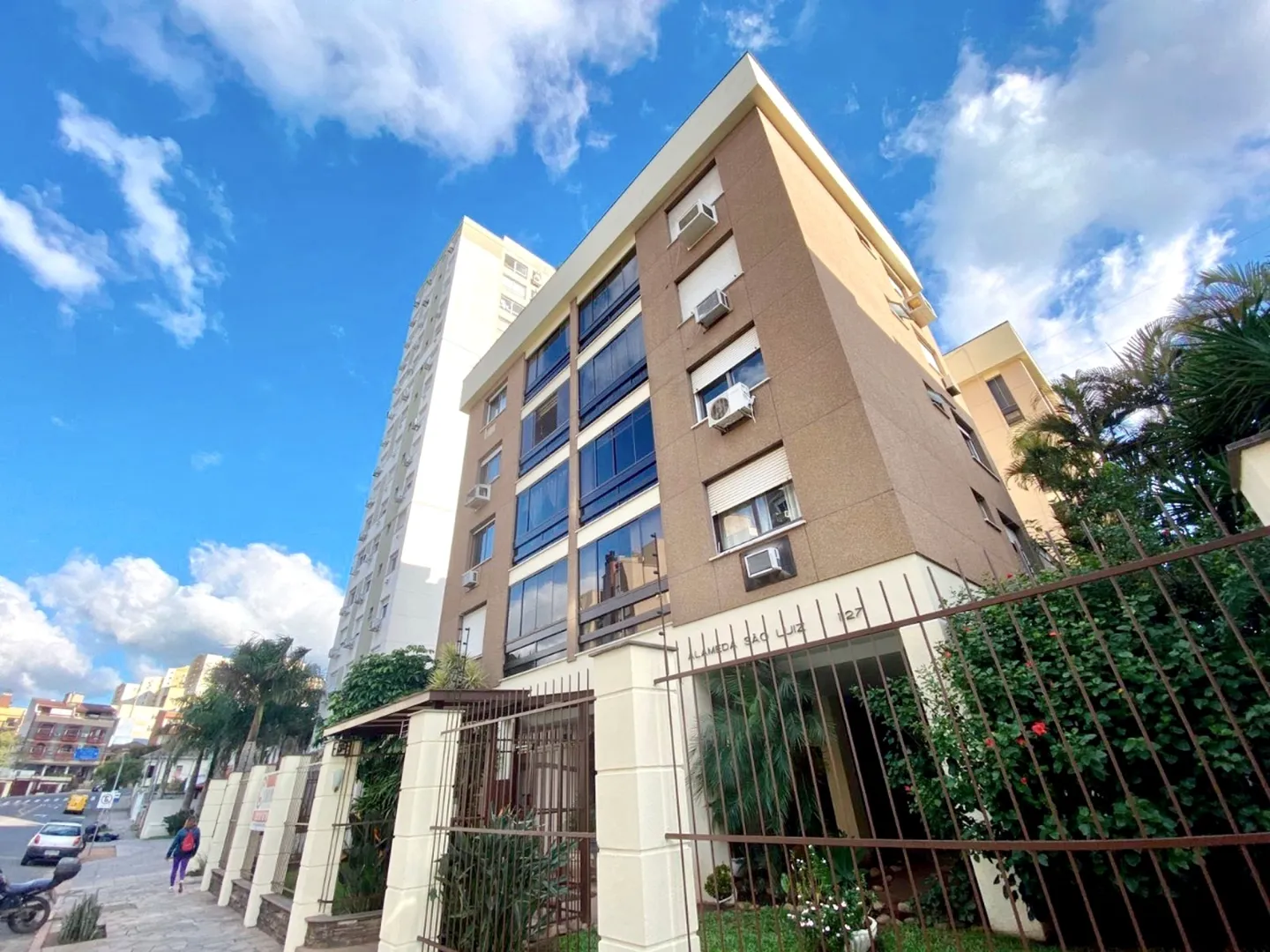 R$ 450.000 - APARTAMENTO - 58M2 - 2 DORM - SACADA - BANHEIRO - 1 VAGA Rua São Luís Porto Alegre - 