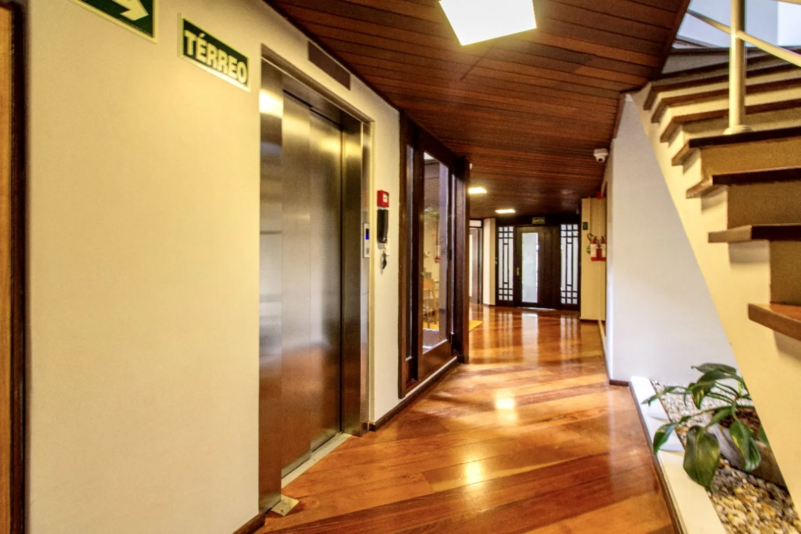 R$ 450.000 - APARTAMENTO - 58M2 - 2 DORM - SACADA - BANHEIRO - 1 VAGA Rua São Luís Porto Alegre - 