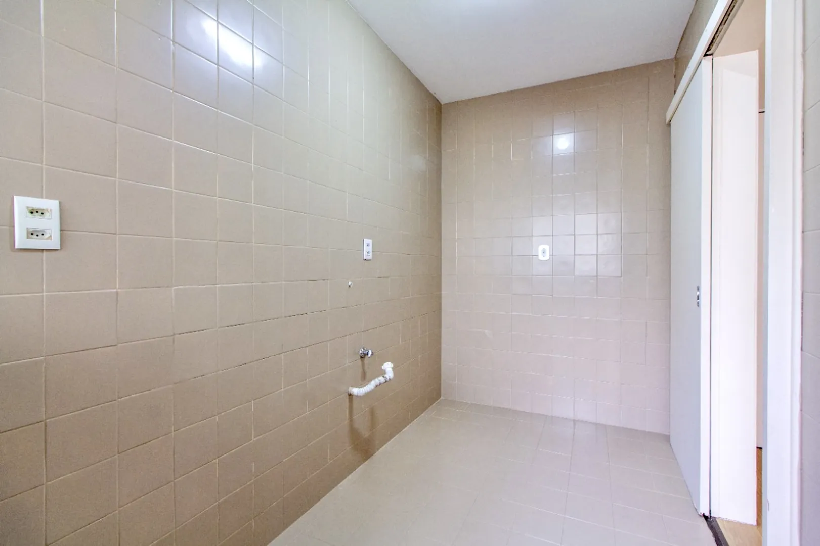 R$ 450.000 - APARTAMENTO - 58M2 - 2 DORM - SACADA - BANHEIRO - 1 VAGA Rua São Luís Porto Alegre - 