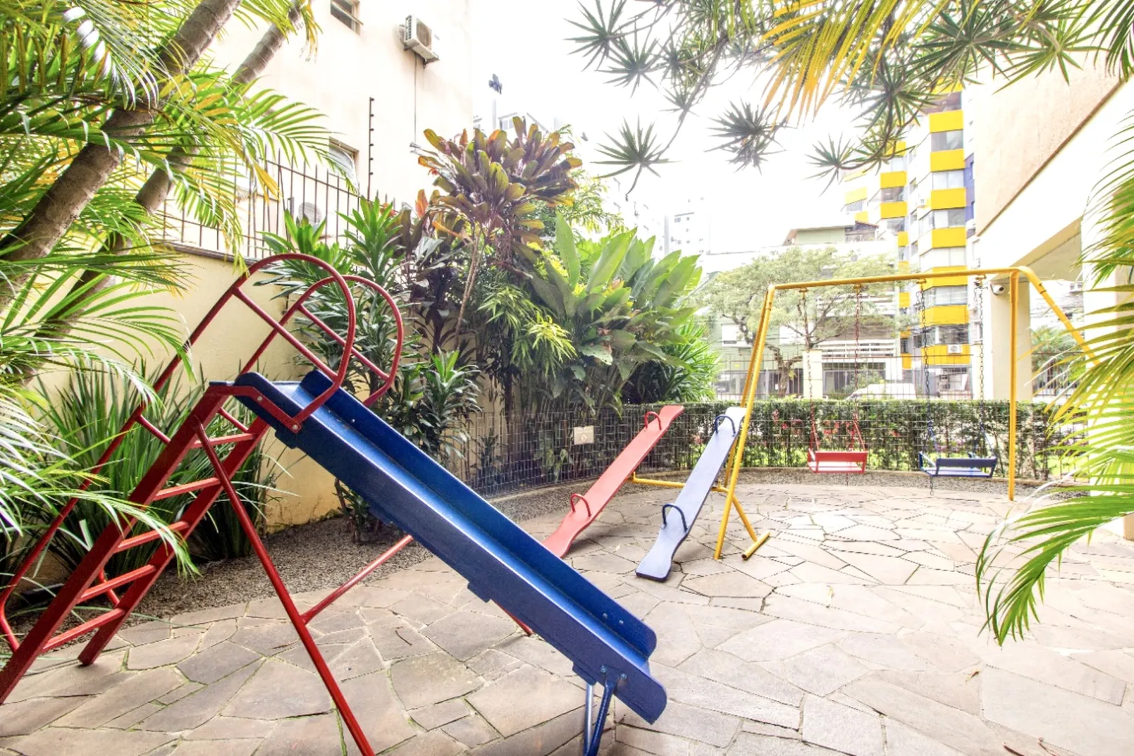 R$ 450.000 - APARTAMENTO - 58M2 - 2 DORM - SACADA - BANHEIRO - 1 VAGA Rua São Luís Porto Alegre - 