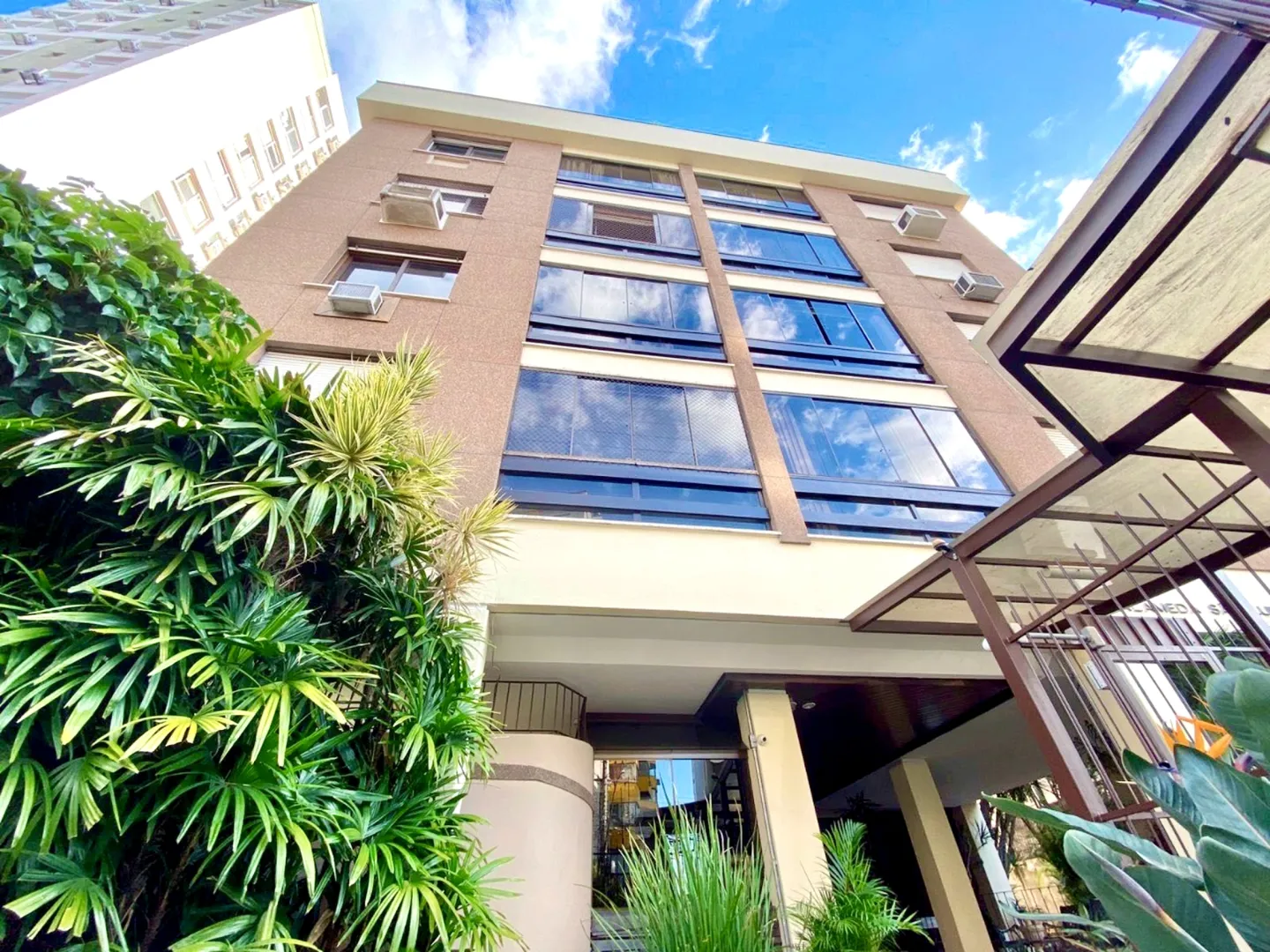 R$ 450.000 - APARTAMENTO - 58M2 - 2 DORM - SACADA - BANHEIRO - 1 VAGA Rua São Luís Porto Alegre - 