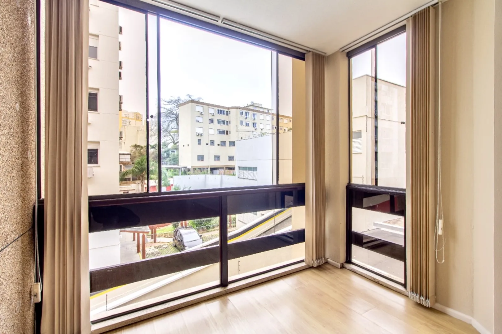 R$ 450.000 - APARTAMENTO - 58M2 - 2 DORM - SACADA - BANHEIRO - 1 VAGA Rua São Luís Porto Alegre - 