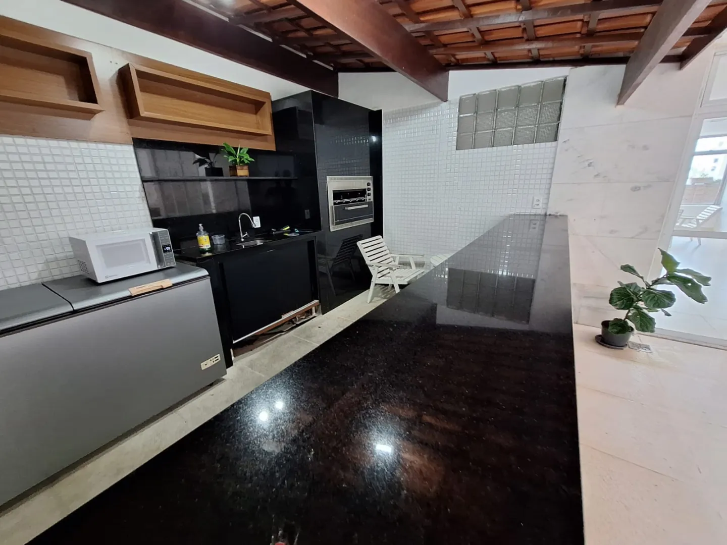 APARTAMENTO 3 QUARTOS SU&Iacute;TE NASCENTE DEPEND&Ecirc;NCIA GARAGEM ELEVADOR PORT 24h VENDA NA GRA&Ccedil;A! Rua Oito de Dezembro Salvador - 